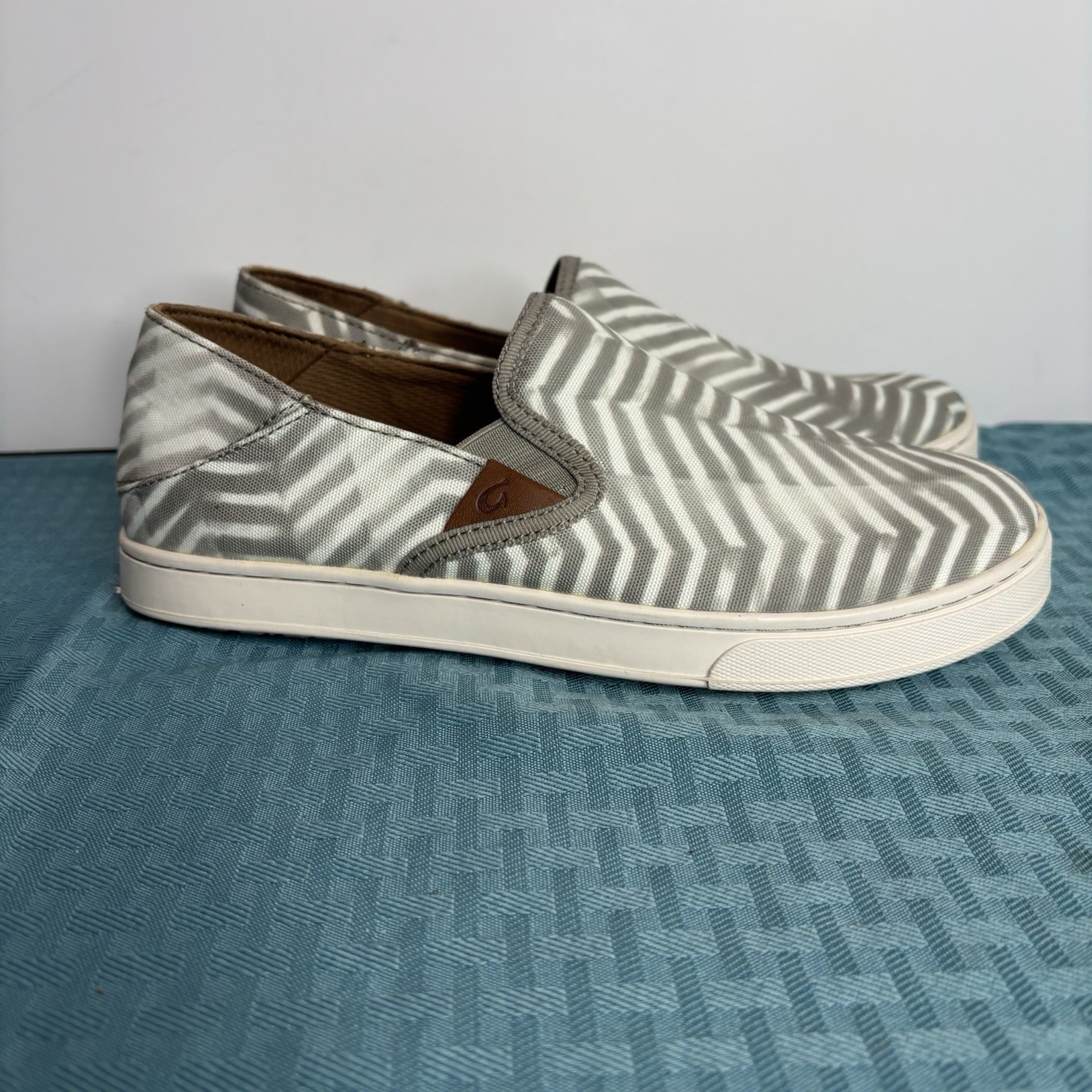 OluKai Pehuea Pai Womens Size 7.5 Shoes Gray/Off White Canvas Slip On Sneakers