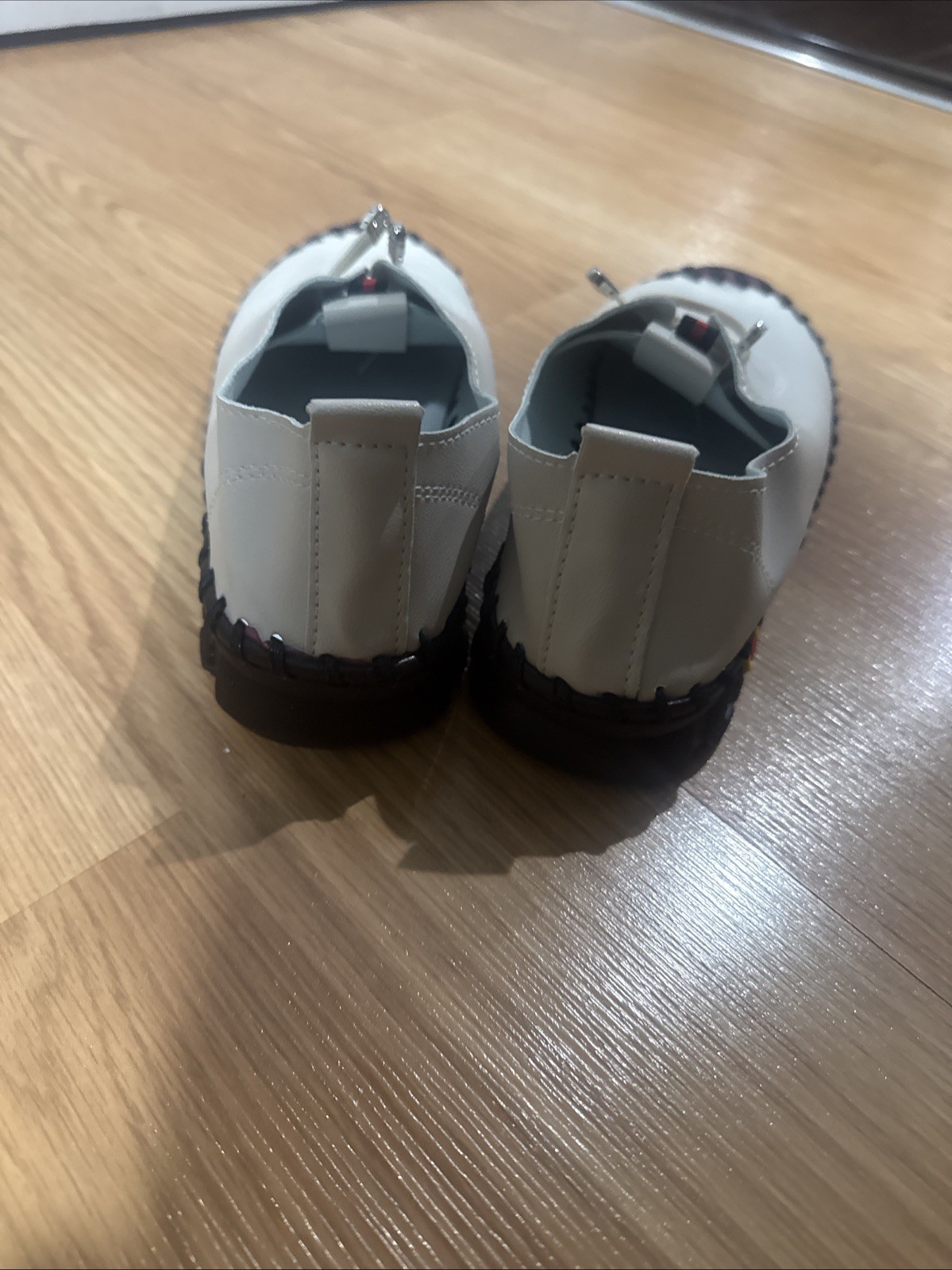 White& Black casual Slip-On Sneakers with Accent Stitching Size 37, 38, 39, 40