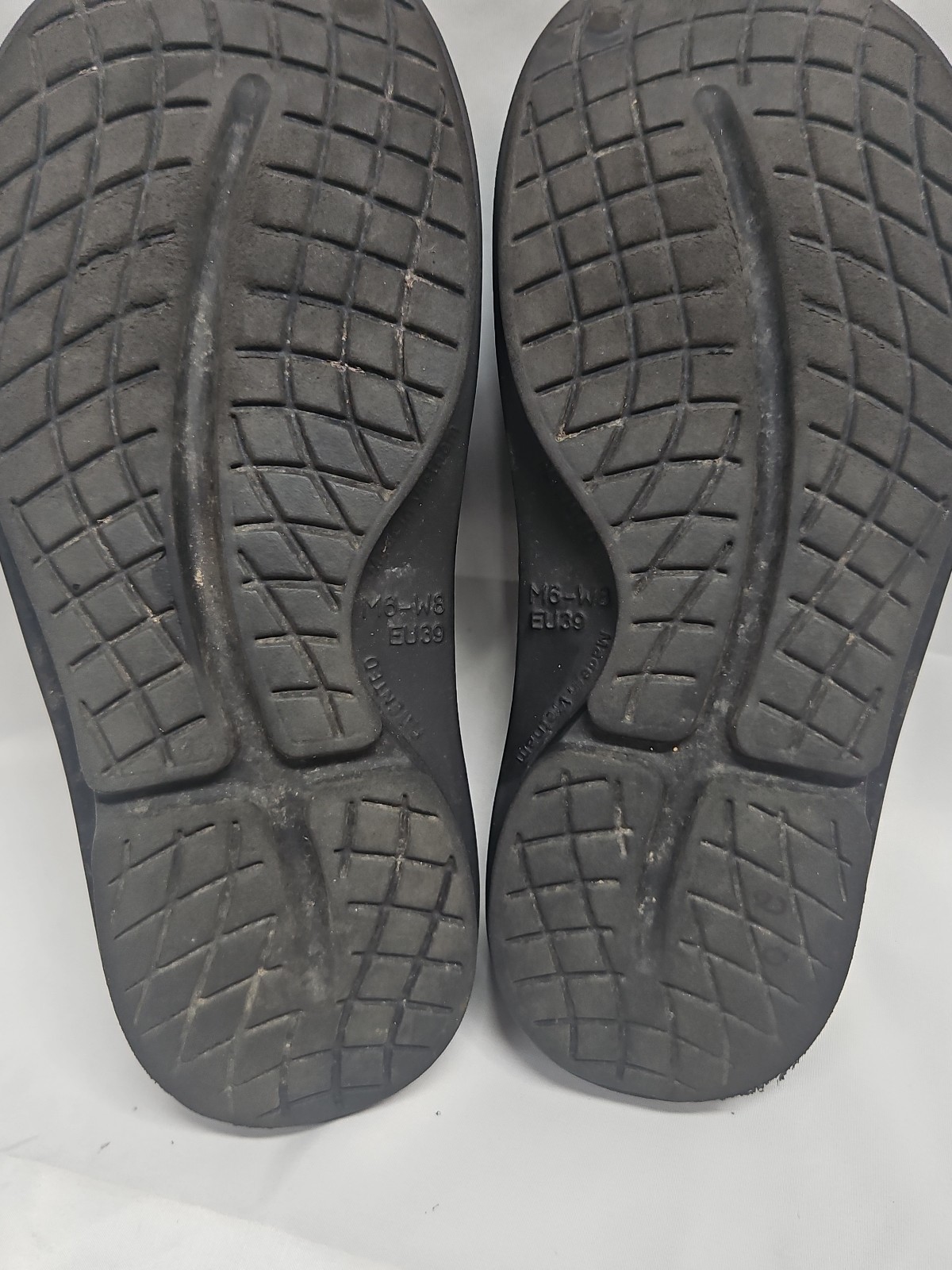 OOFOS Clogs black and gray reptile pattern Animal Print Women’s size 8 GUC