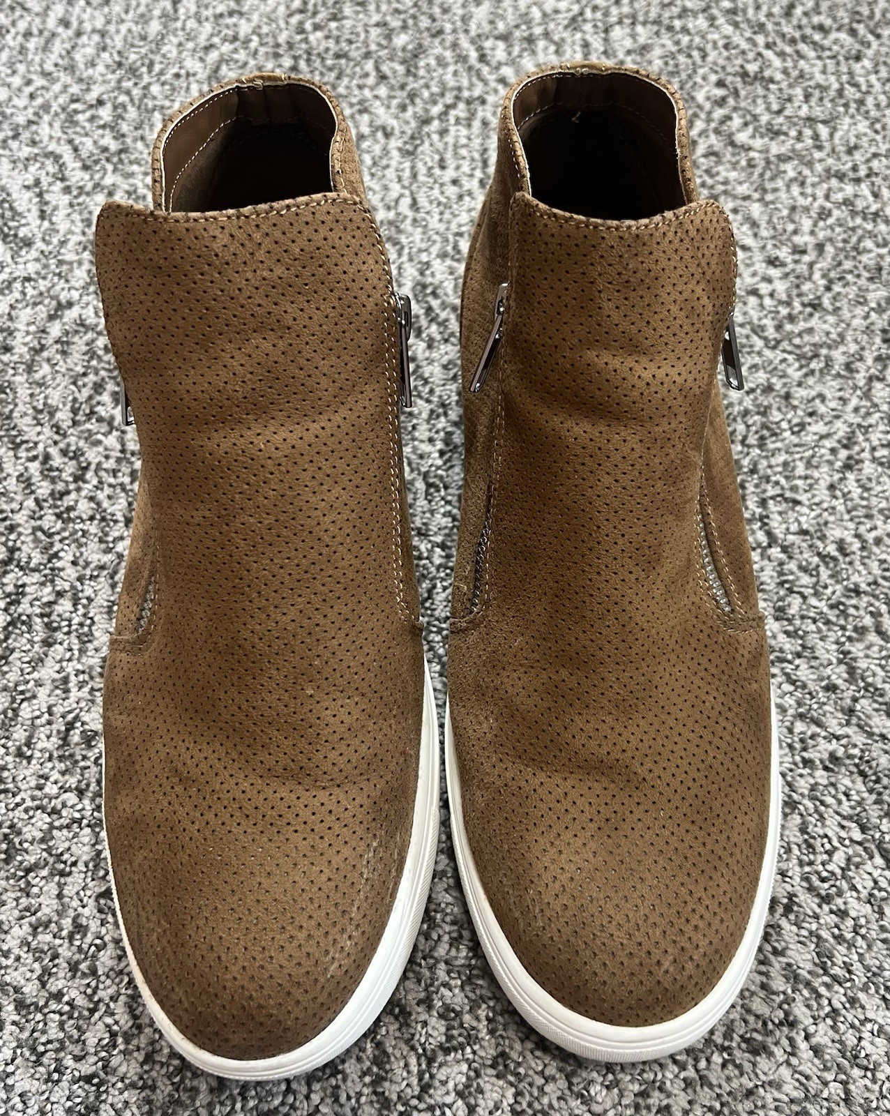 CUSHIONAIRE Hart Tan Hidden Wedge Bootie Women’s Size 9.5 Taupe Fashion