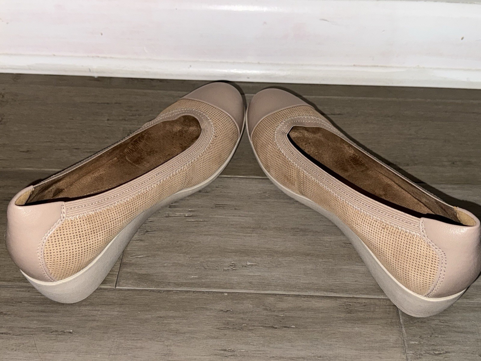 Clarks Artisan Women’s Size US 10 Medium Tan Beige Wedge Slip on Casual Shoe EUC