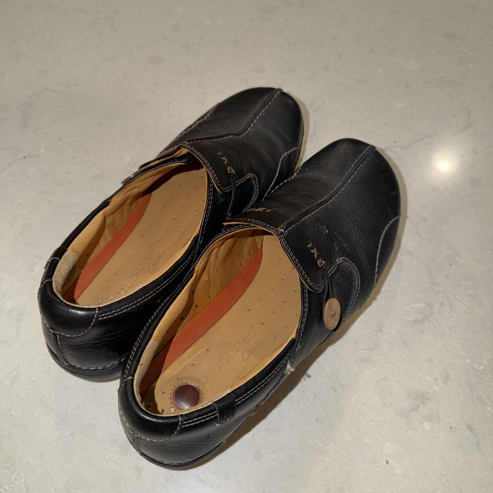 CLARKS Un-Loop Black Leather Ladies Flat Slip-on Comfort Walking Shoes Size 11M