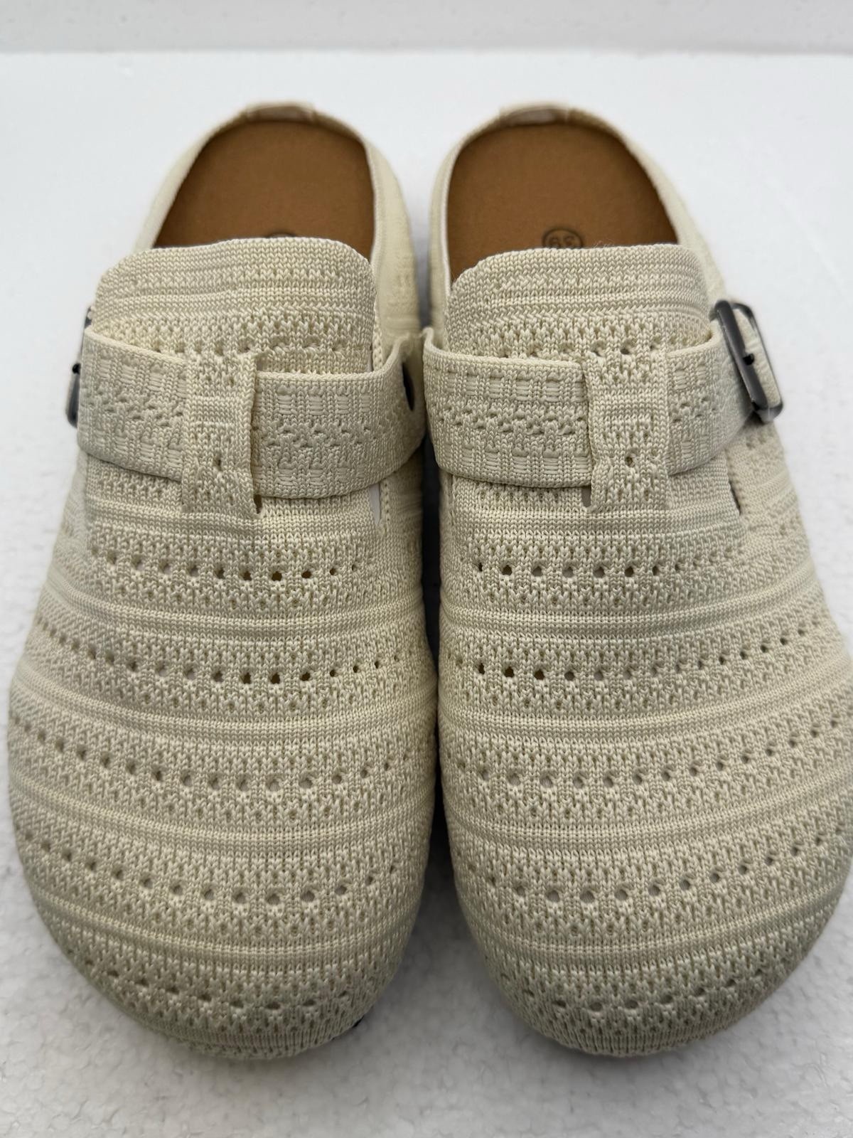 Women’s Cushion air Dumbo Slip On Clogs In A Soft Ivory Knit Upper Size 7