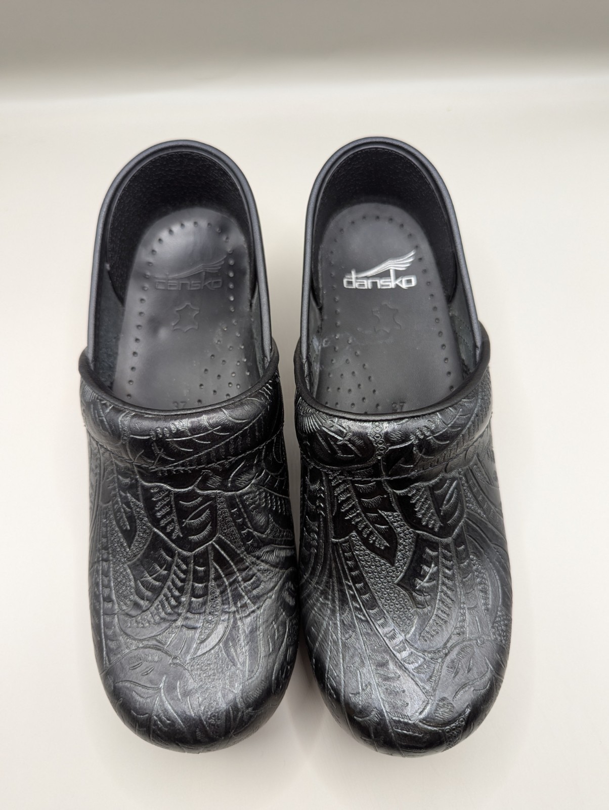 Dansko Professional Black Tooled Leather Clogs NWOB Women’s Size 37 (6.5-7)