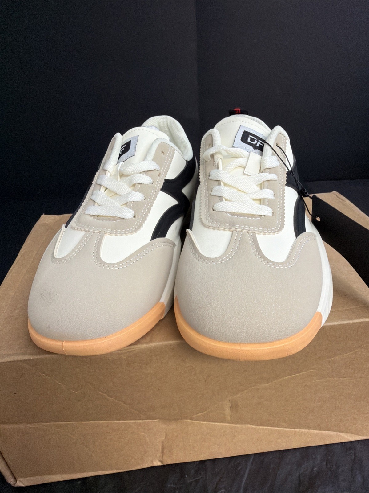 Women’s De Florence Vintage Sneakers Italy Shoe Size 7.5 Beige White & Black NEW