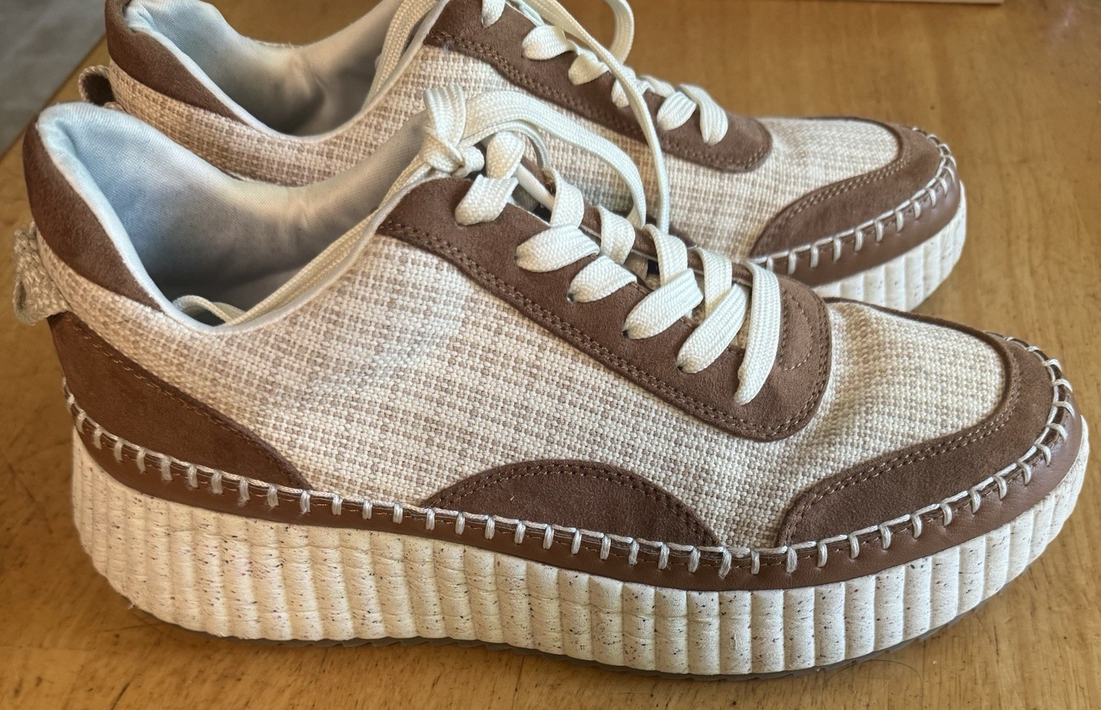 New Universal Thread Women’s Sneakers Size 10 Tan & White Woven Memory Foam