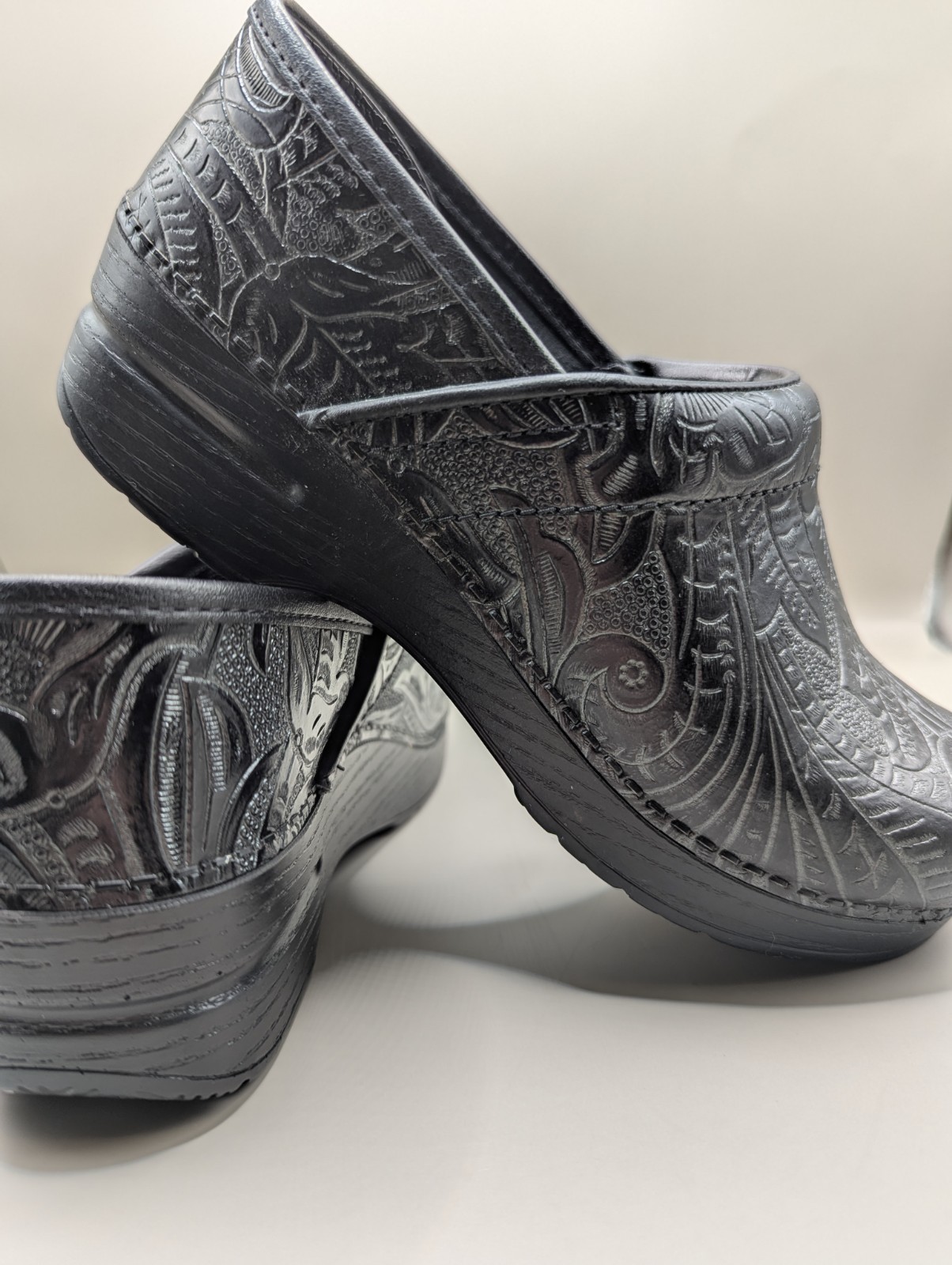 Dansko Professional Black Tooled Leather Clogs NWOB Women’s Size 37 (6.5-7)