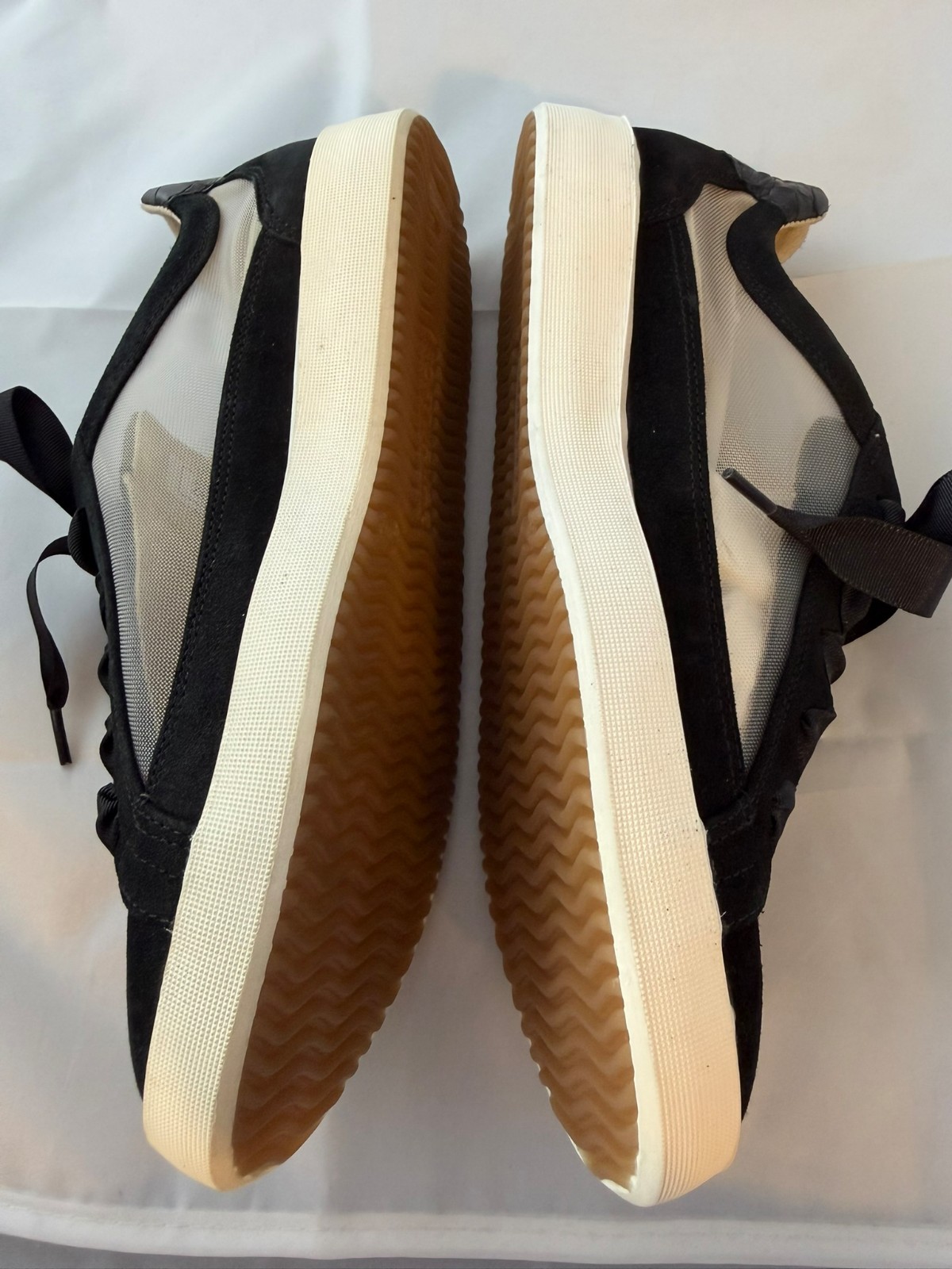SoftWaves Women’s Peek-A-Boo Sneaker, Black, 7.87.24A Size 36.5 (6 US) NEW