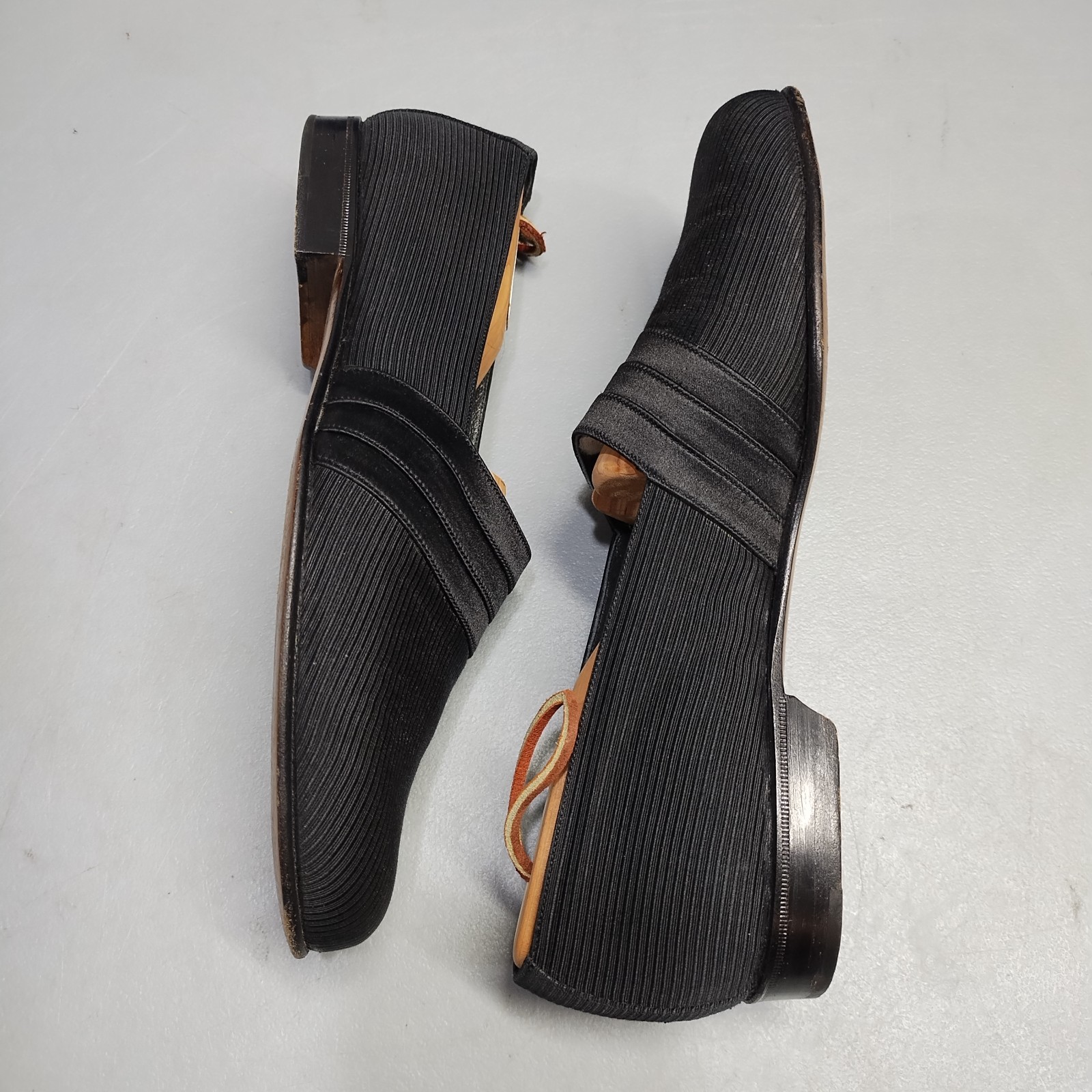 Bruno Magli Loafers Womens 9 Black Ribbed Cuban Heel Almond Toe Comfort Slip On