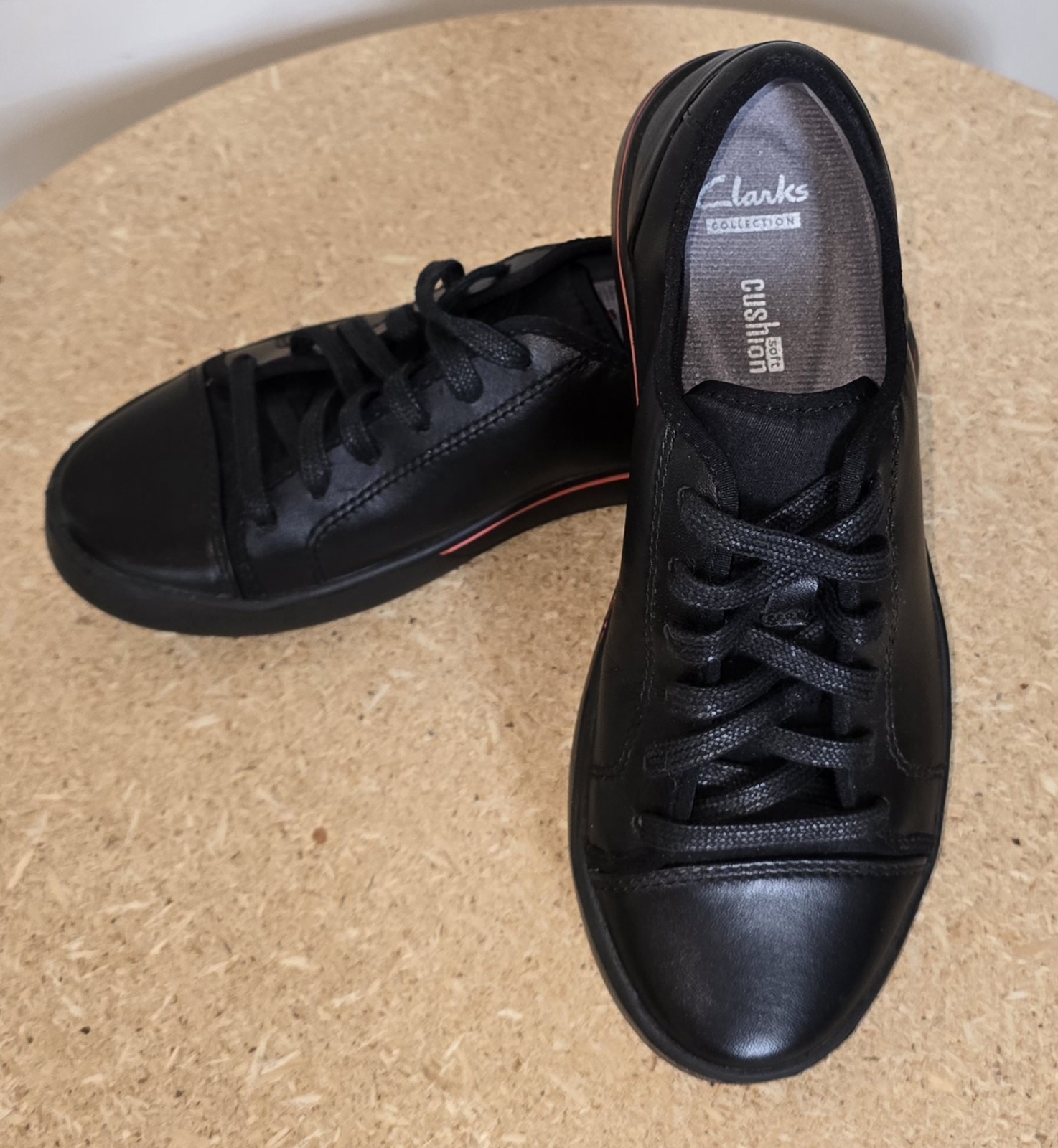 Clarks Collections Black Sz 5 Leather Women Sneaker Cushion Soft Lace Up Low Top