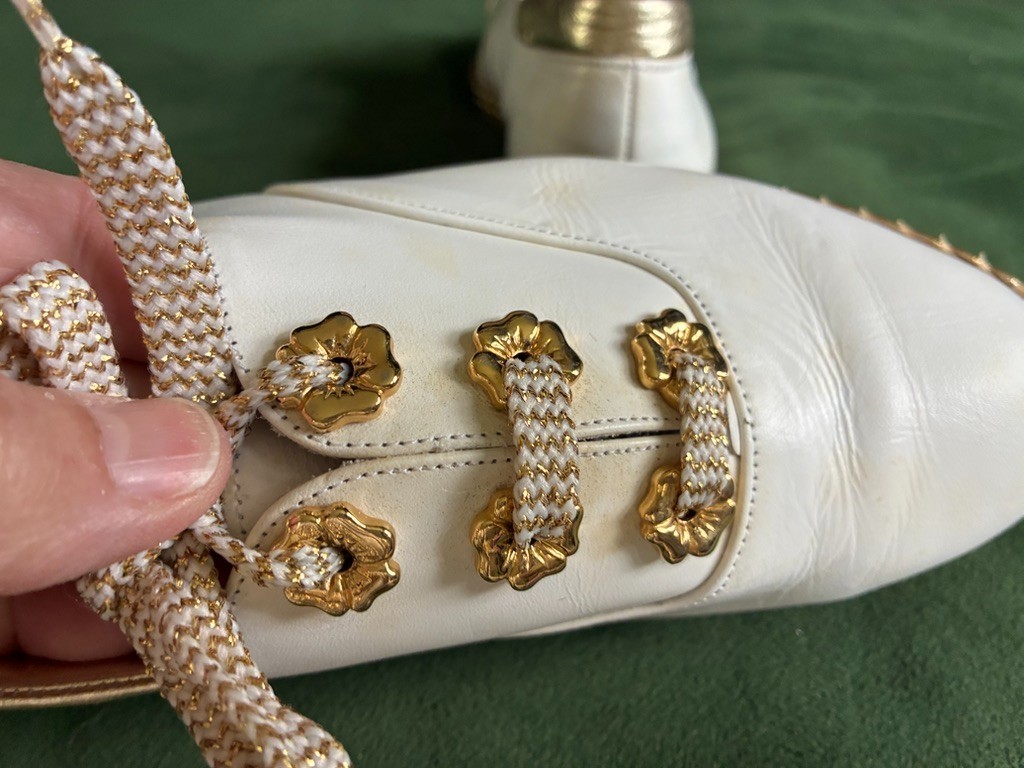 Vintage BALLY JALLUT White LEATHER Gold TRIM Flats Sneakers Size 5 Made in Italy