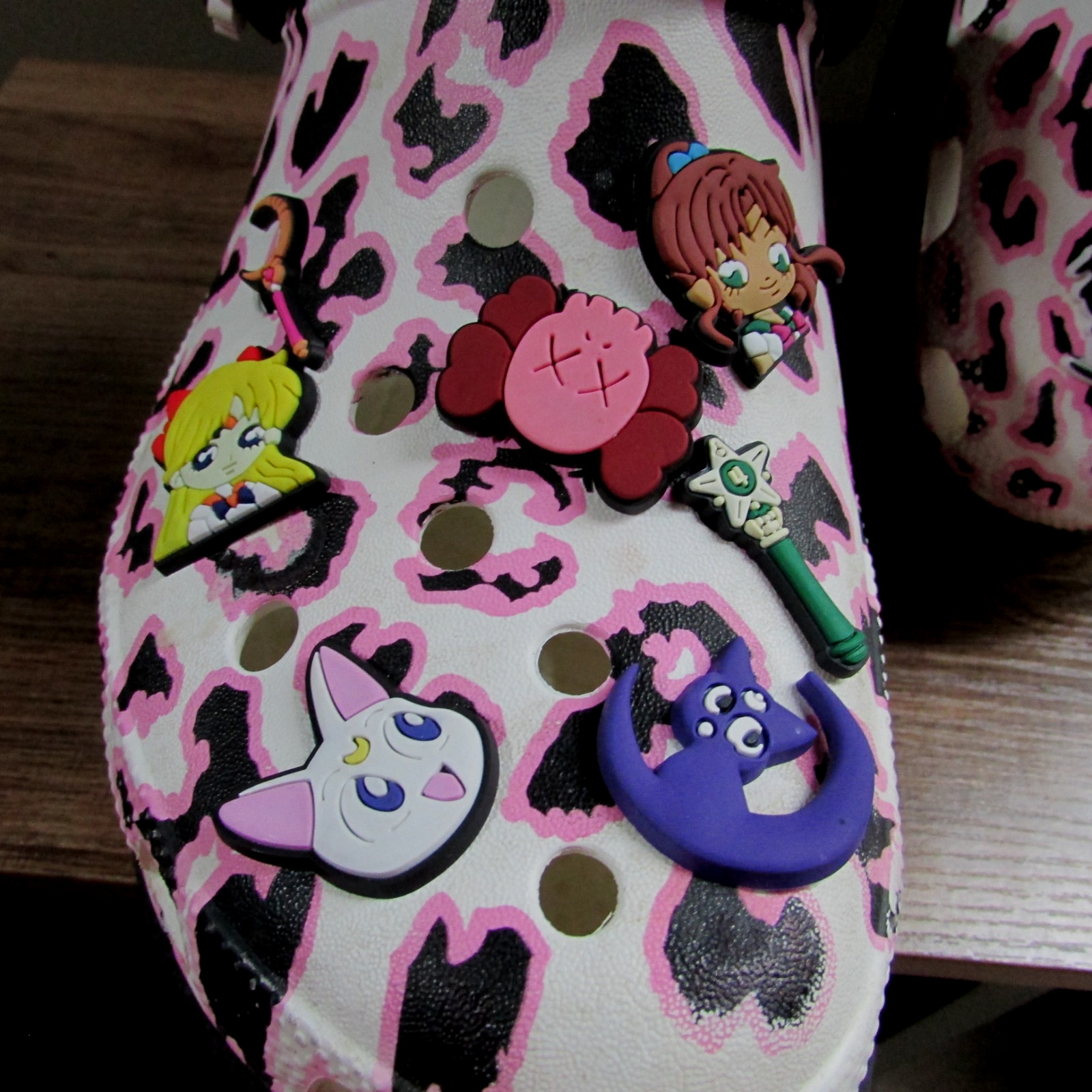 CROCS Ron English Party Animals Bae Limited Edt platform leopard/jibbitz clogs 9