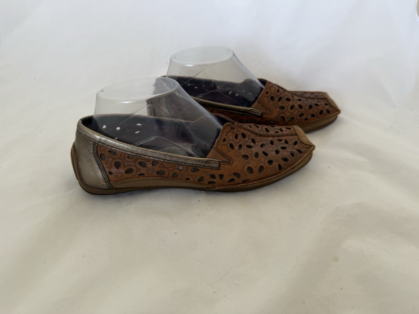 Taos Expose Driving Loafers Size 7 Slip-On Saddle Brown Leather Laser Cut Flats