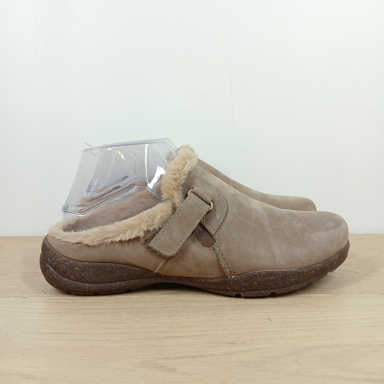 Clarks Clogs Womens 8.5W Beige Suede Faux Fur Lined Comfort Mules Slip On