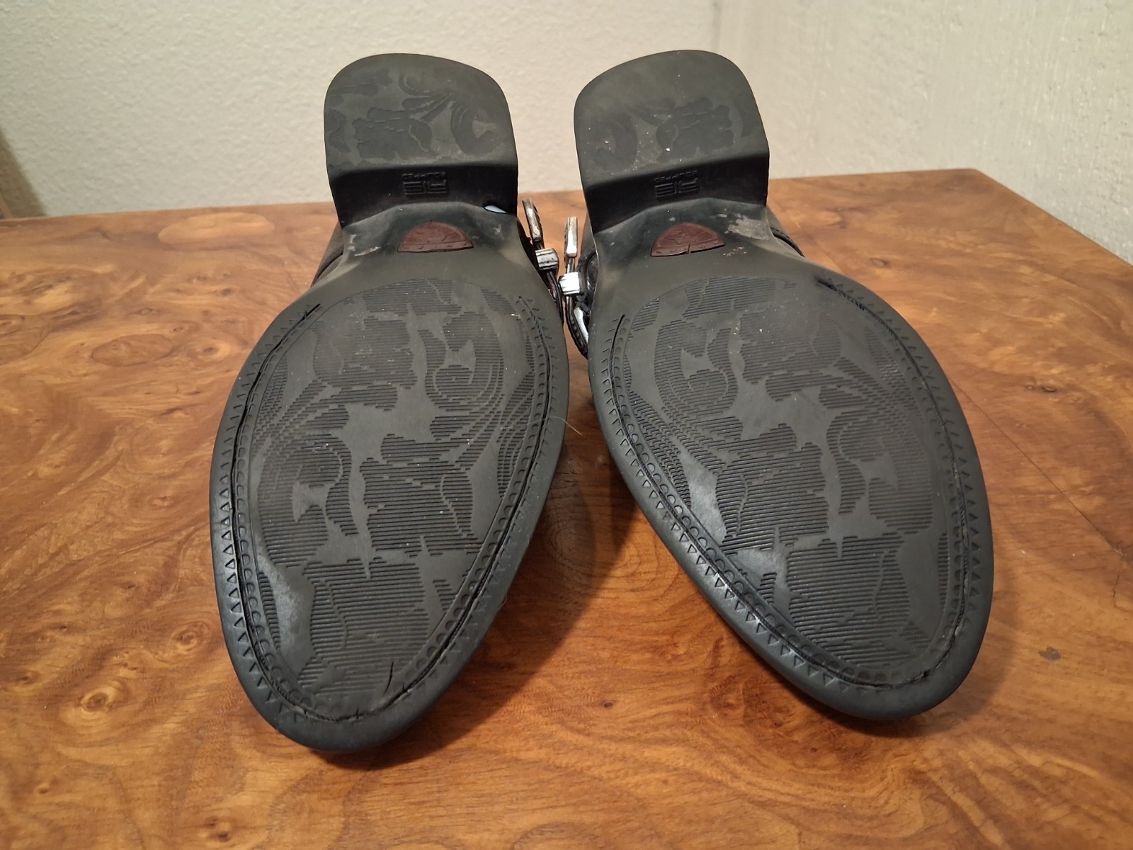 Ariat Women’s Western Style Mule. Size 7 B. Black. Silver Western Buckle.