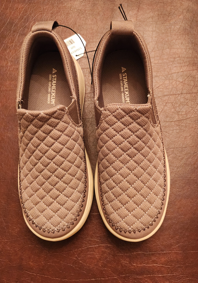 NEW Staheekum Women’s Quilted Cushioned Footbed Slip On Shoes – Taupe – Size 7