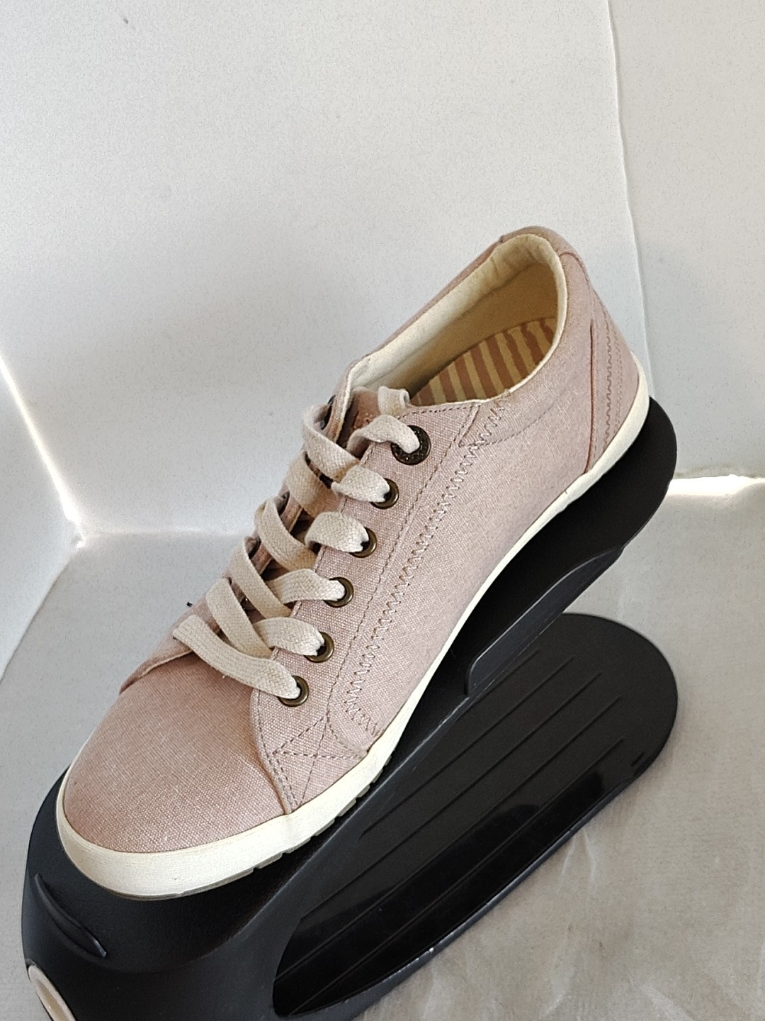 8.5 WORN ONCE Taos STAR Washed Canvas Low Top Sneakers Shoes Blush Lavender