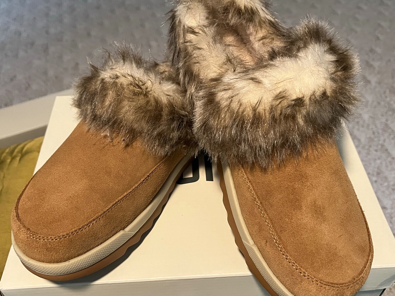 Cougar water repellent tan suede slip-on Leeza clogs size 9 New with box