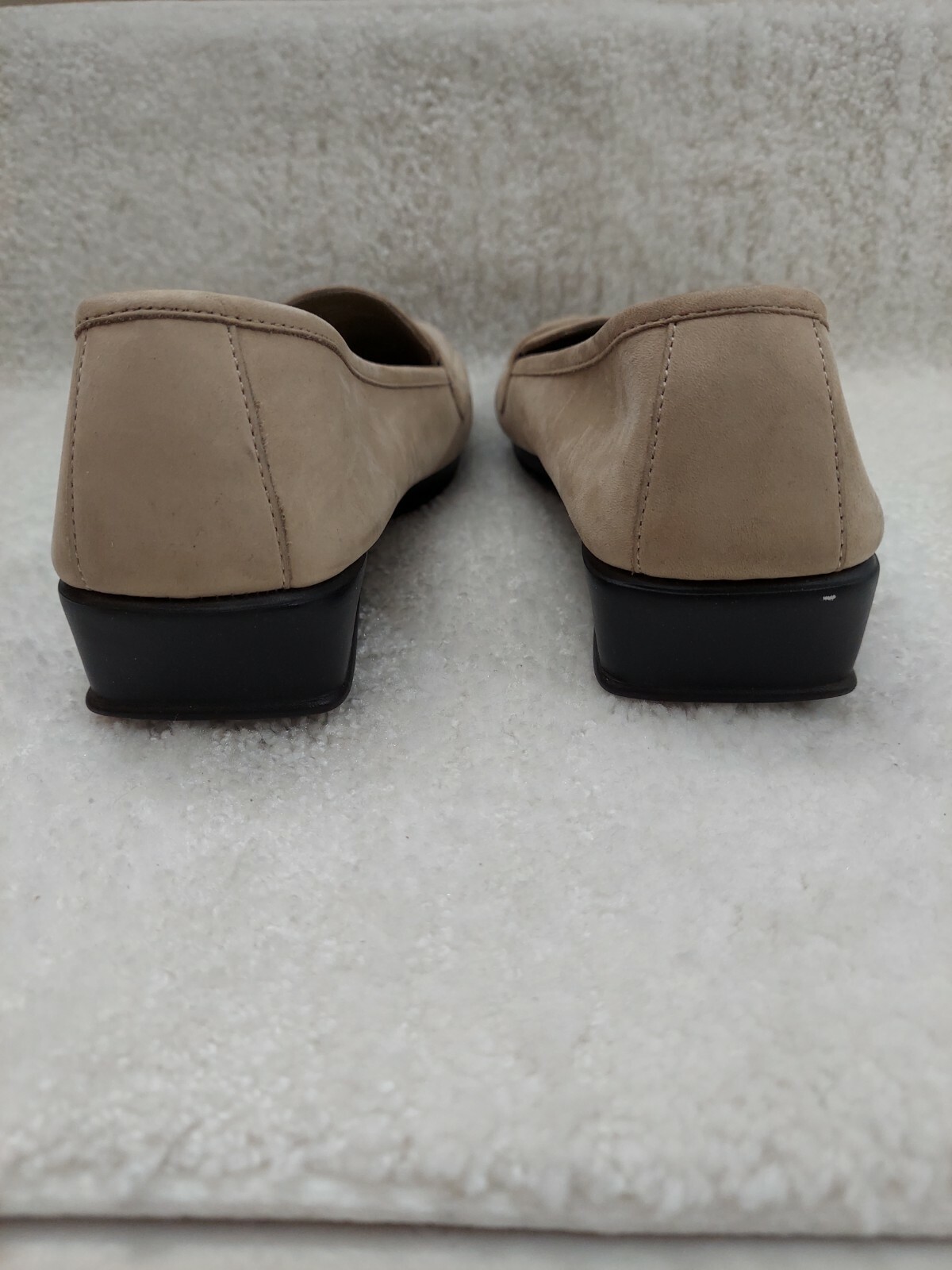 Women’s Aerosoles tan Suede nubuck. New without tags. Size 6. Tan