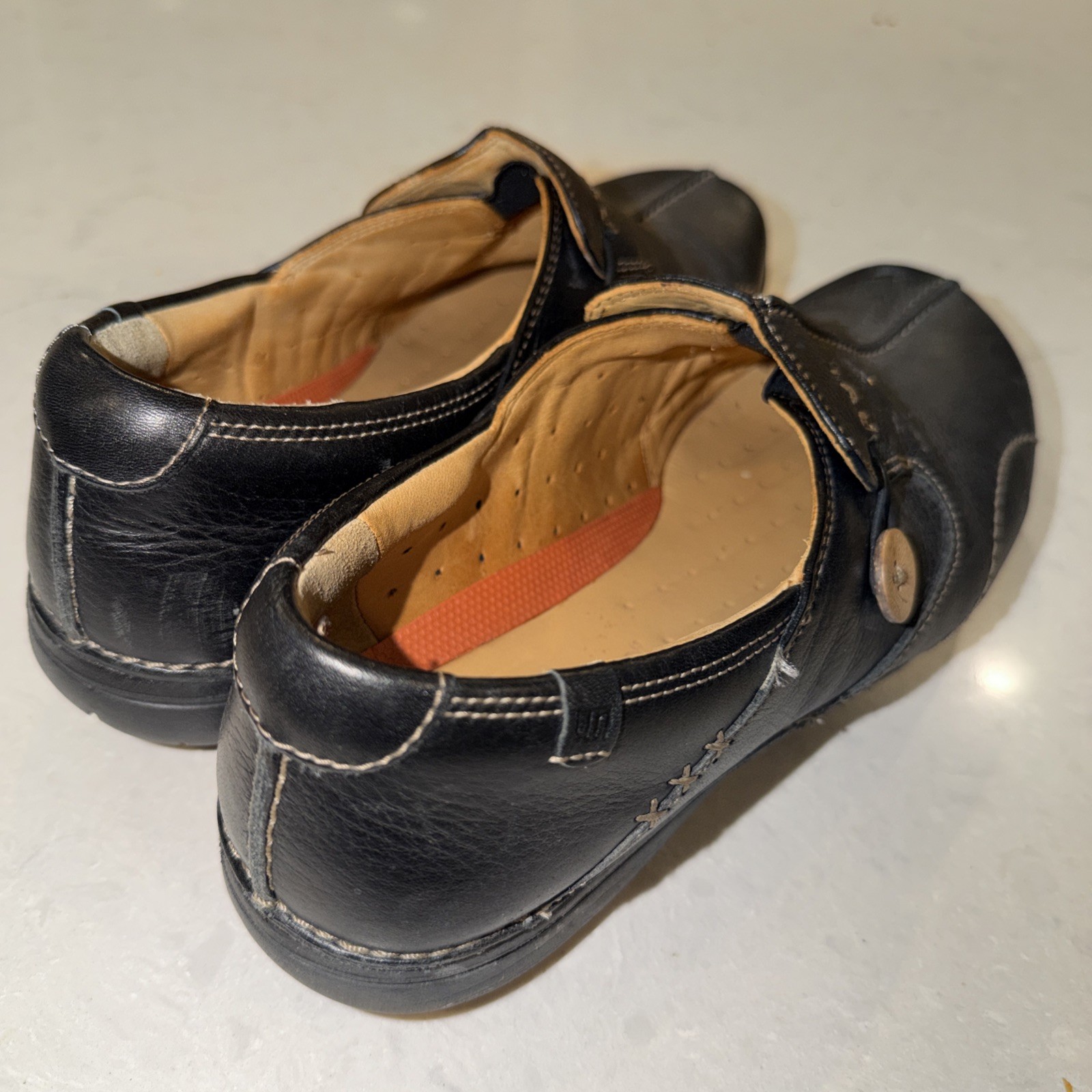 CLARKS Un-Loop Black Leather Ladies Flat Slip-on Comfort Walking Shoes Size 11M