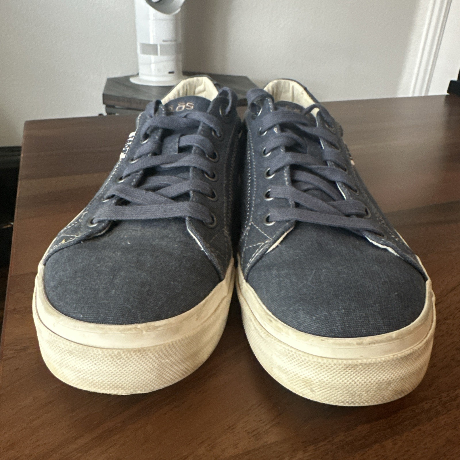 Women’s TAOS Star Sneakers Casual Shoe – Size 9.5 – Blue Washed Denim