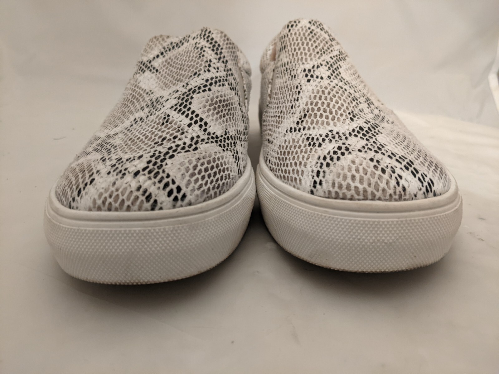 Serra Memory Foam Sz 7 White BlackTan Geometric Pattern Shimmer Slip On Shoes