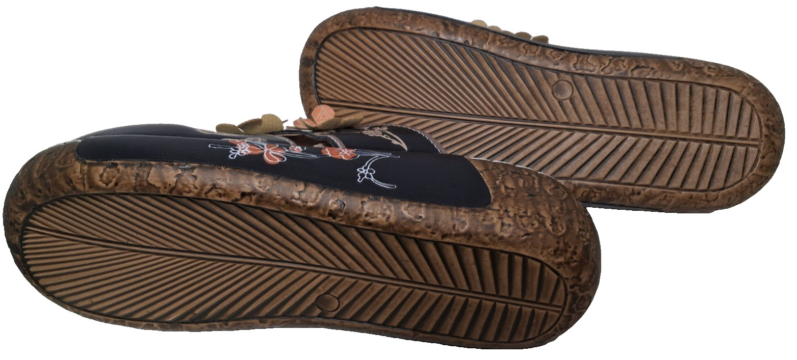 Clog style shoes with floral motif – Vinyl material Size 7.5 B New