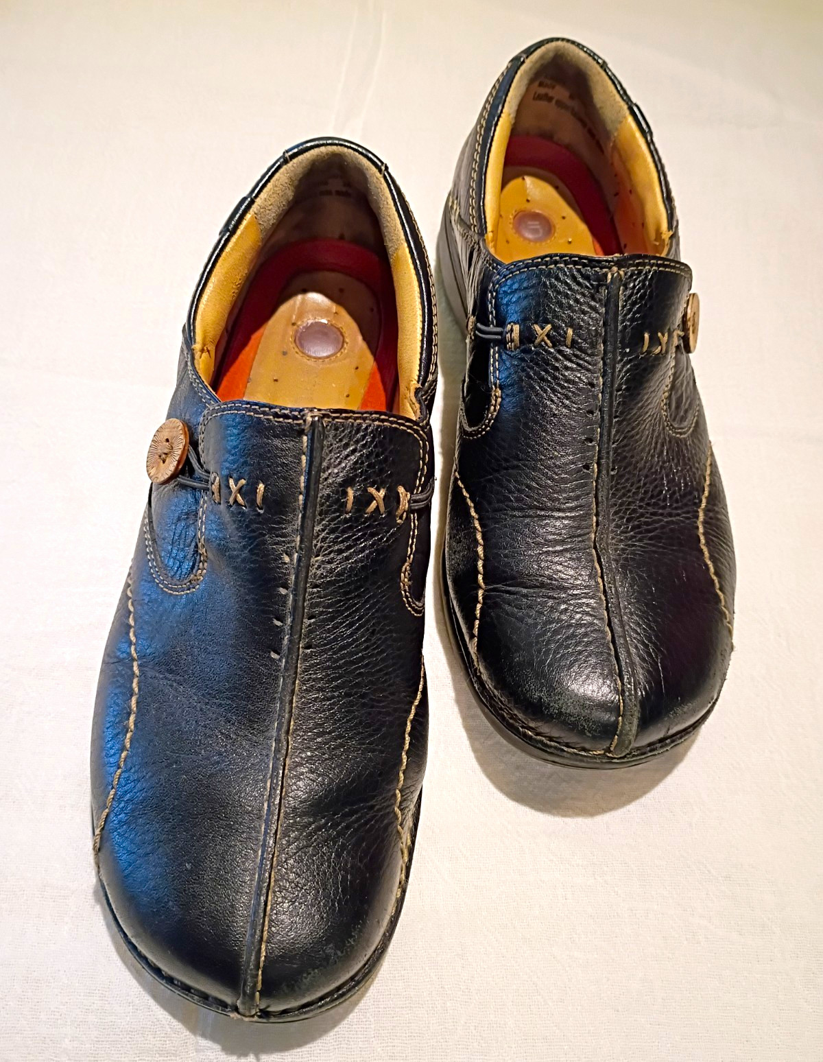 Clarks Structured Un.loop Women’s Black Leather Slip-On Shoes Button 8 1/2