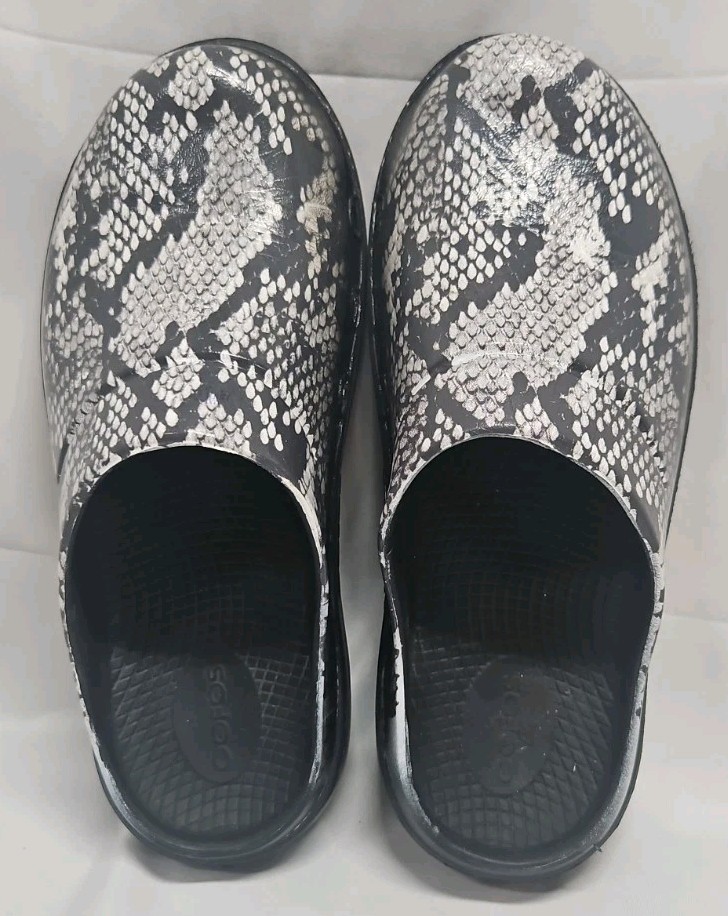 OOFOS Clogs black and gray reptile pattern Animal Print Women’s size 8 GUC