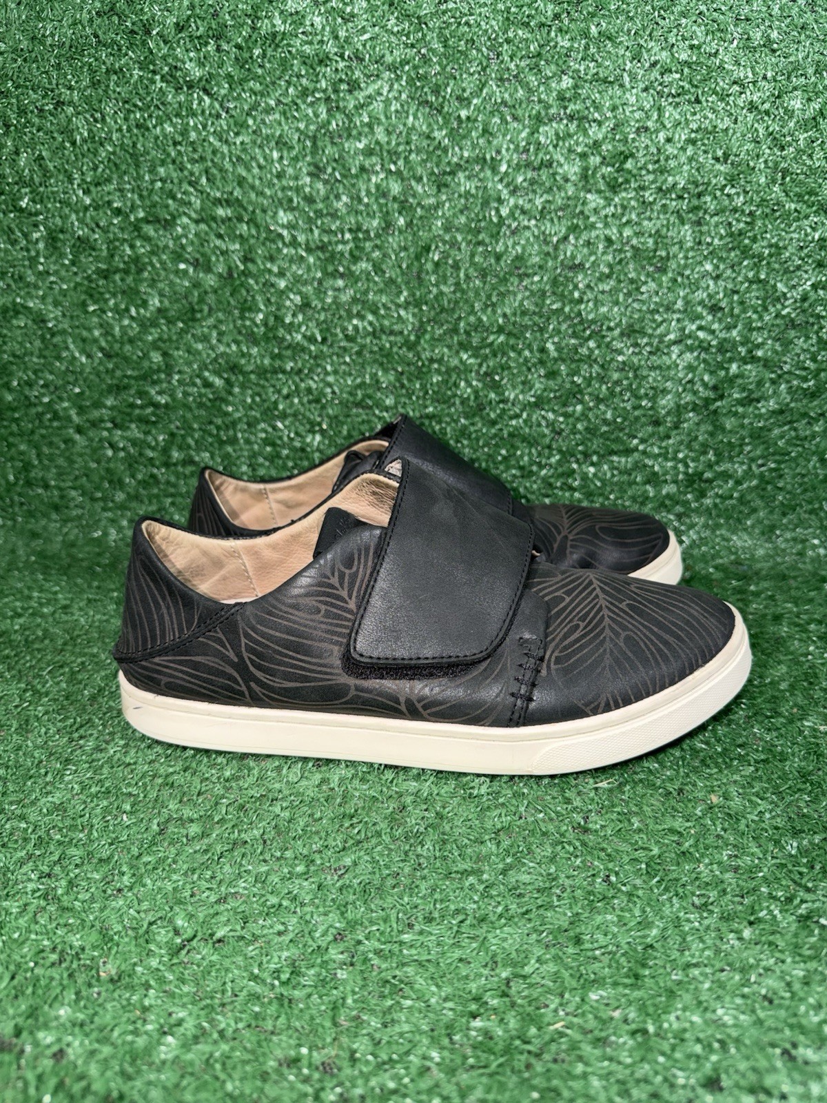 Olukai Women Size 6 Pehuea Loupili Black White Leather Shoe Strap Casual Sneaker