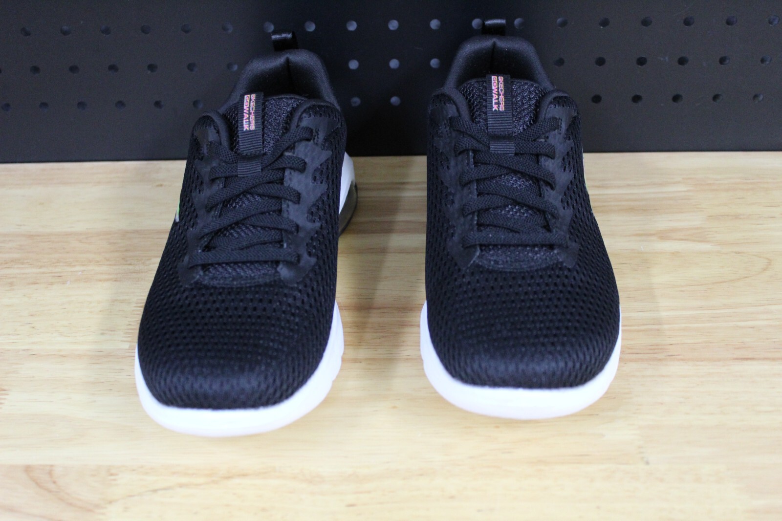 Skechers GOWalk Air Mesh Bungee Sneakers – Whirl-Black-7.5M-A395448-PreOwned