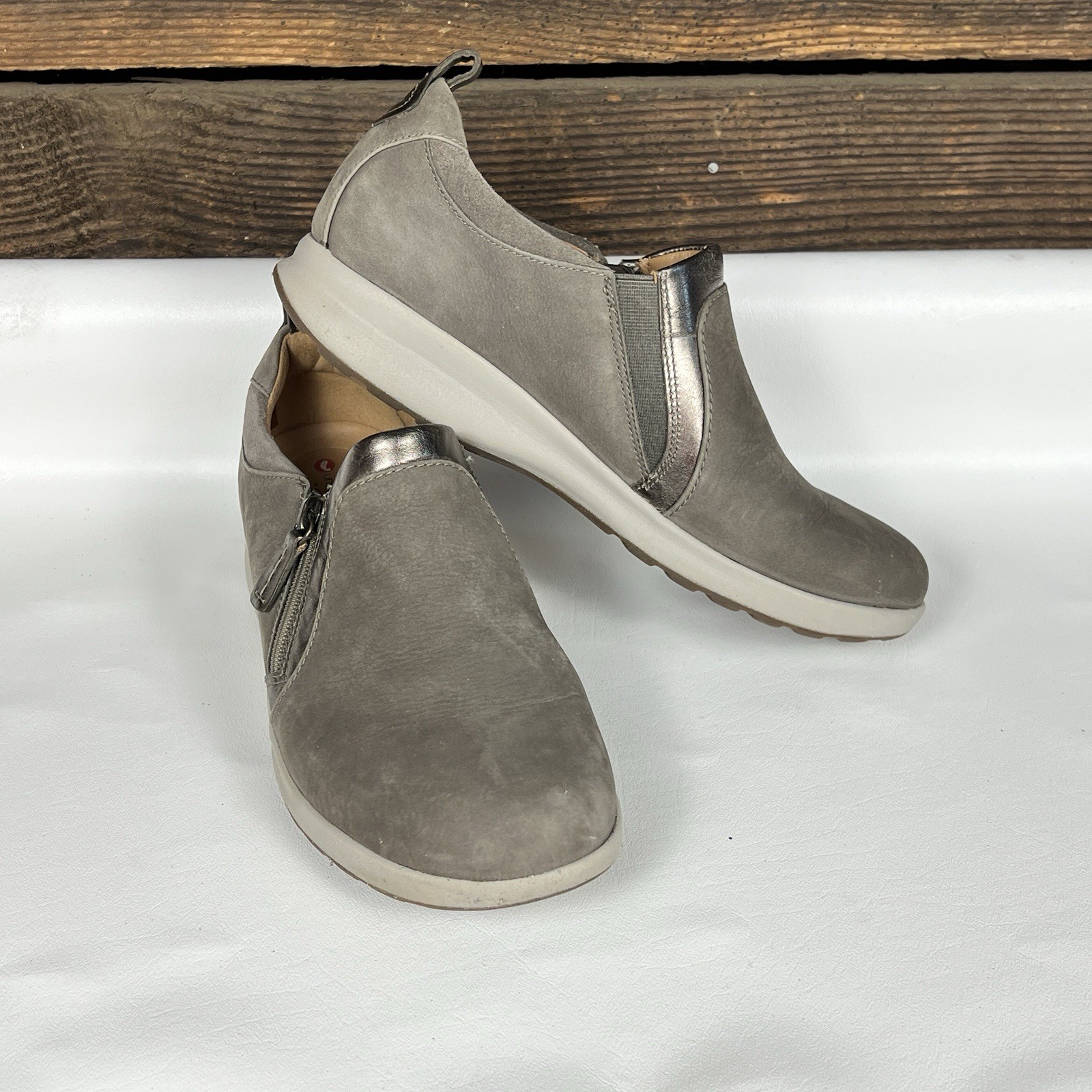 Women’s Size 8.5 – Clarks Unconstucted Side-Zip Slip-On Shoes Taupe