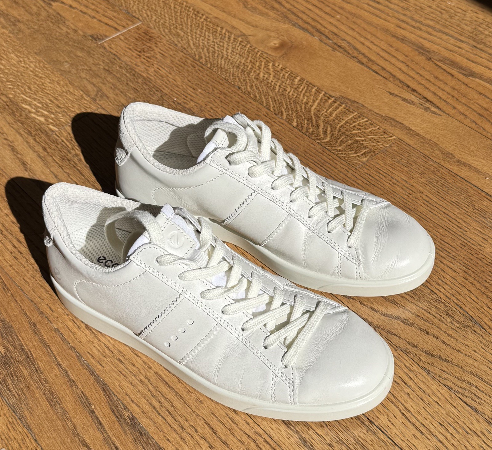 ECCO Women’s white leather Sneaker Concrete sz 9