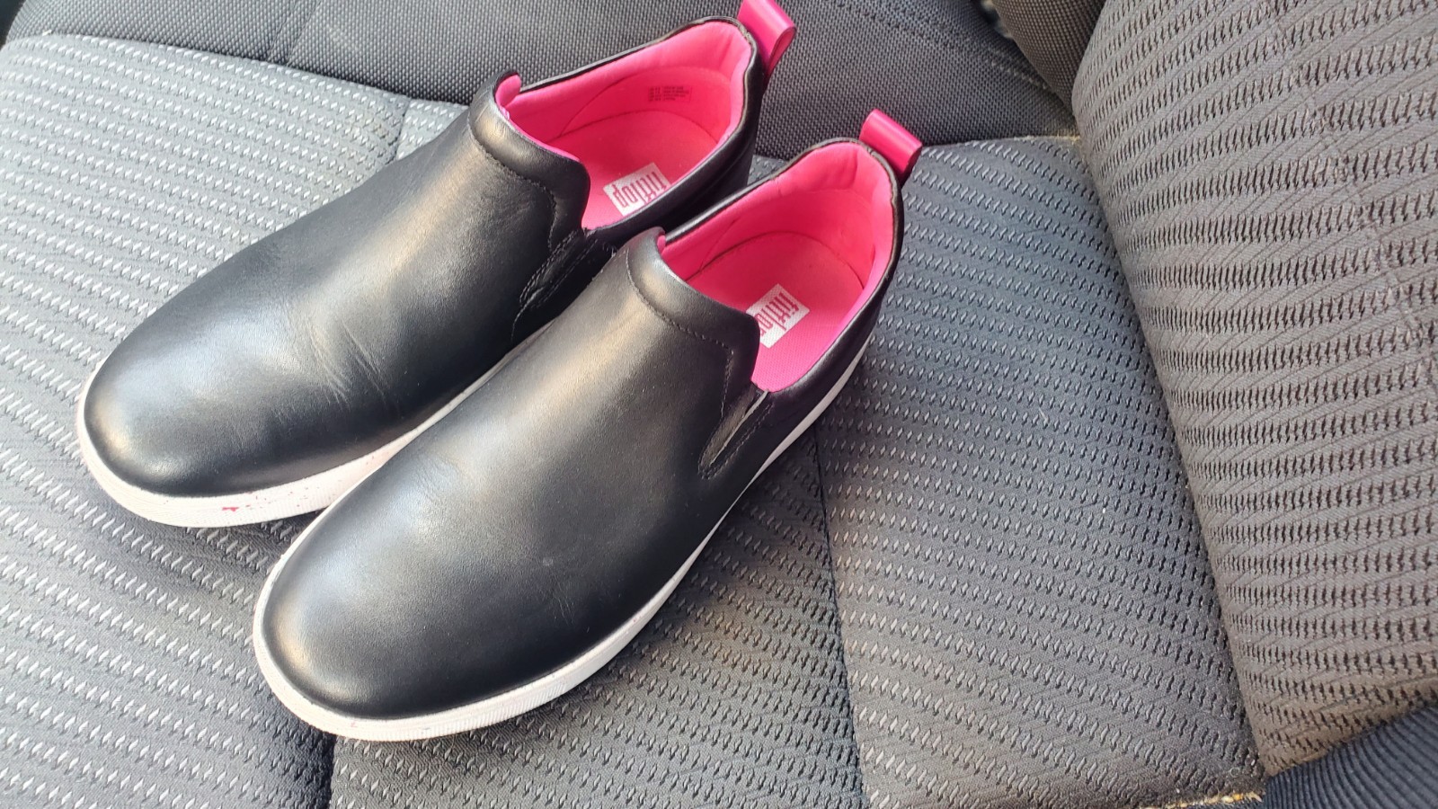 FITFLOP BLACK & PINK RALLY LEATHER COLOR SPECKLE SOLE SLIP ON SNEAKERS 7.5 EUC