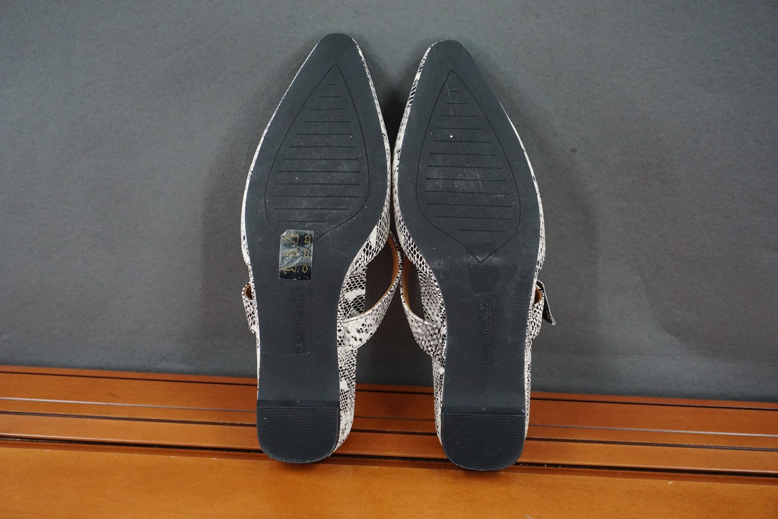 L’Amour Des Pieds Baruk Flats Shoes Womens 8.5 White Snake Print Leather Mules