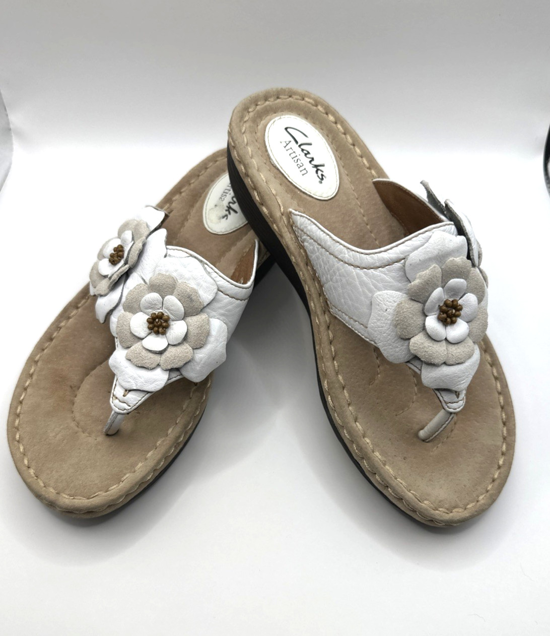 Clarks Artisan Women’s Comfort Leather Shoes Size 7M White Beige Flowers Slip On