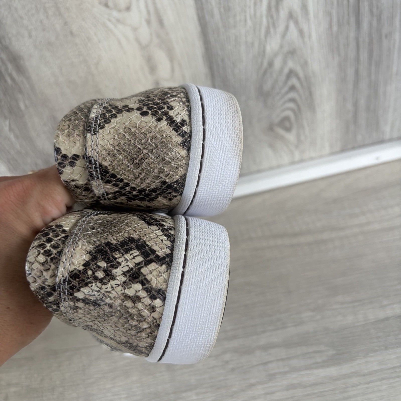 Clarks Snake Print Slip-On Leather Sneaker Shoes Womens 8.5 W Wide Pawley Bliss