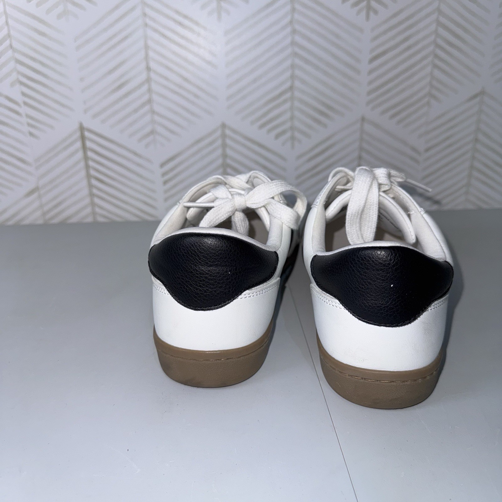 Universal Thread Women’s 9 Nikita Fashion Sneakers White Black Athletic Shoe