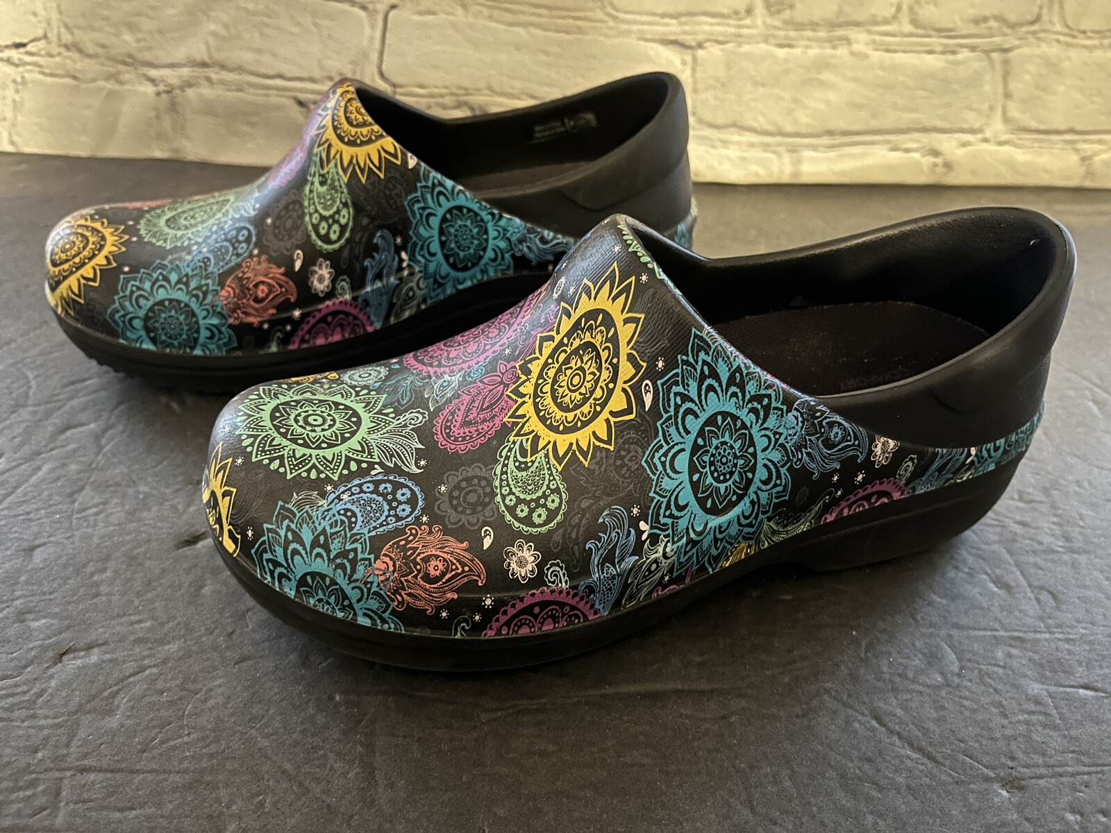 Crocs Graphic Print Multi Color Clogs Women’s Sz 5