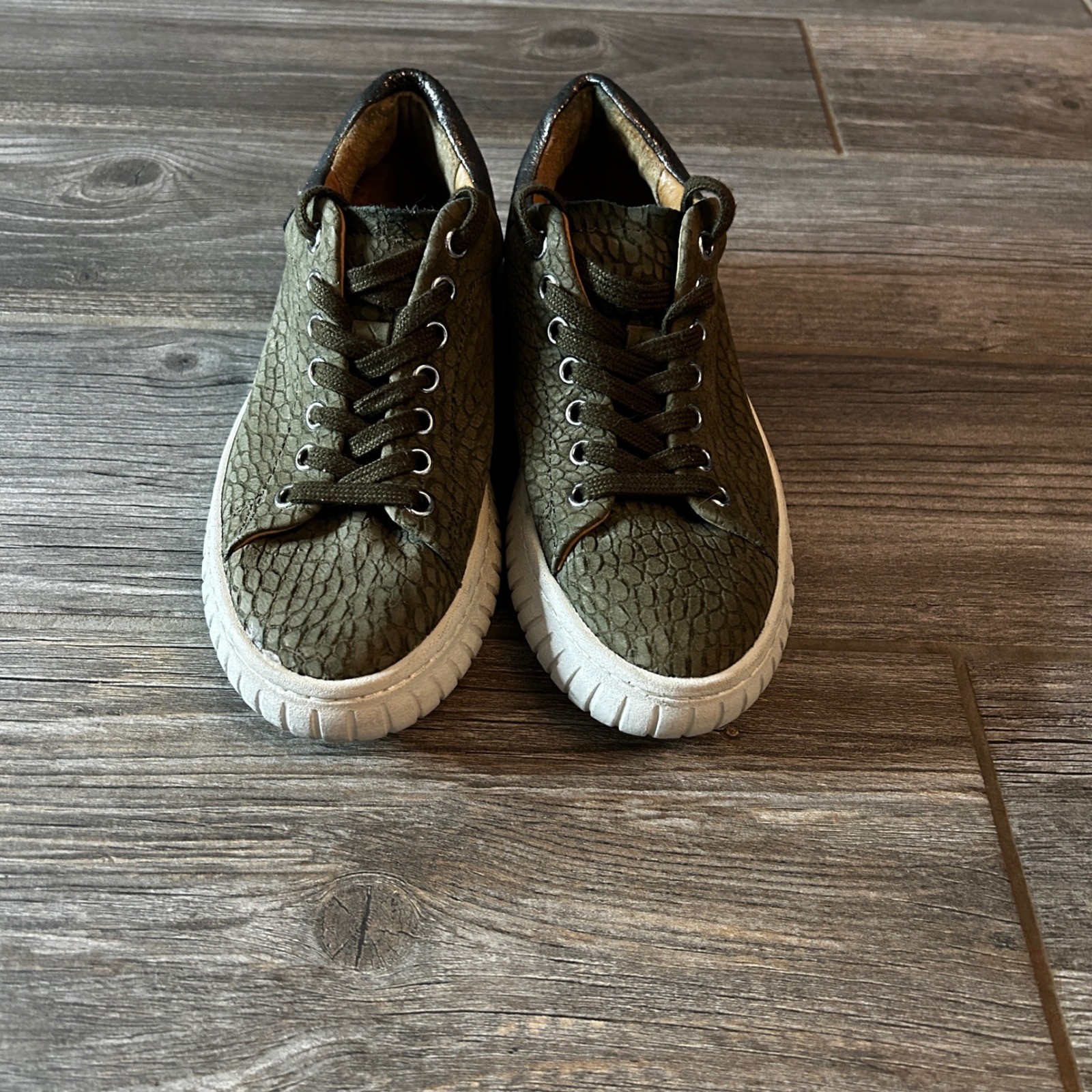 Sofft Women Olive Green Textured Leather Sneakers Low Top Comfort Shoes Size 6