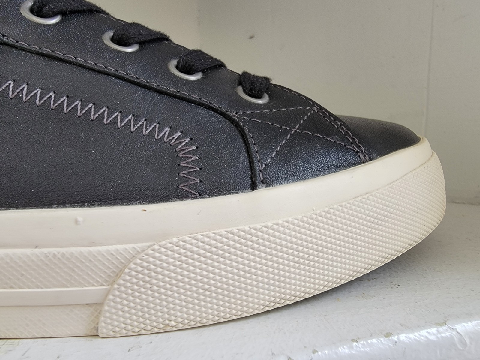 Taos Onward Black Leather Sneakers Size 11 Comfort Arch Support Insole Tie Shoes