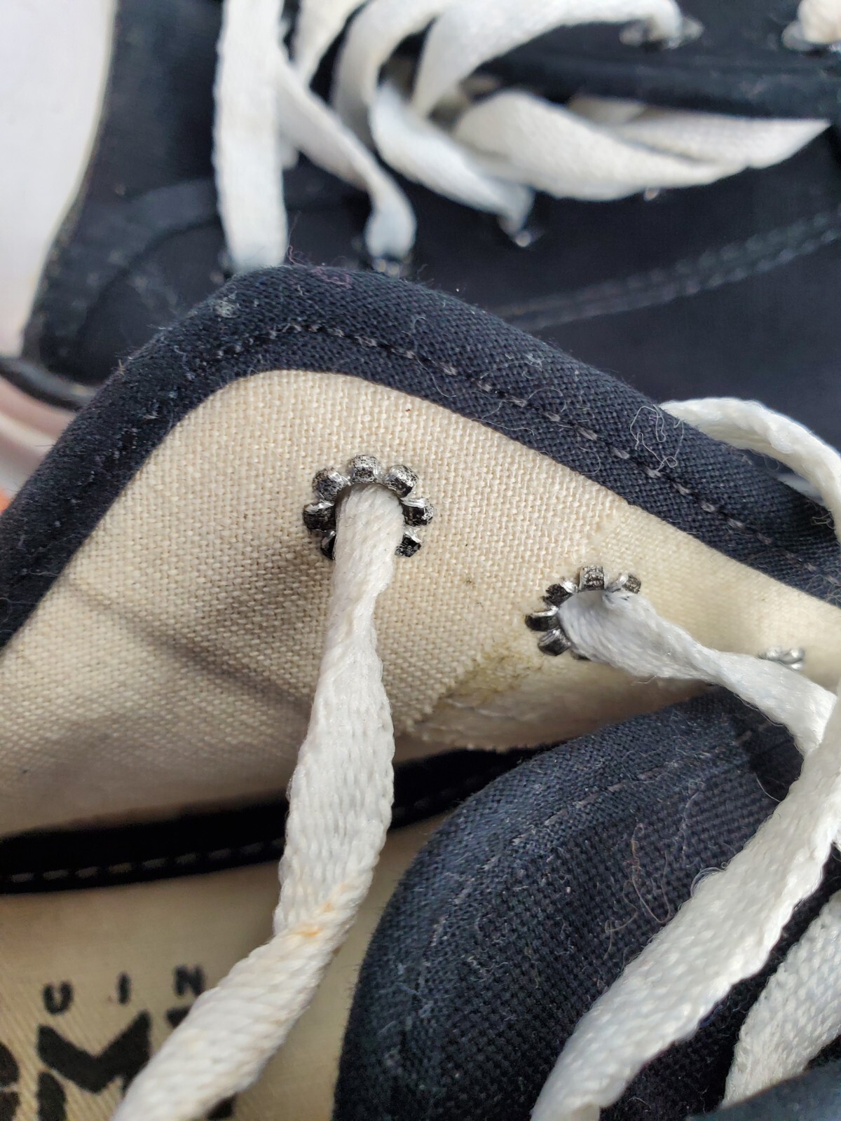 Genuine Tomy Takkies Sneakers Low Top Teens SZ 2 UK, 4 US Black