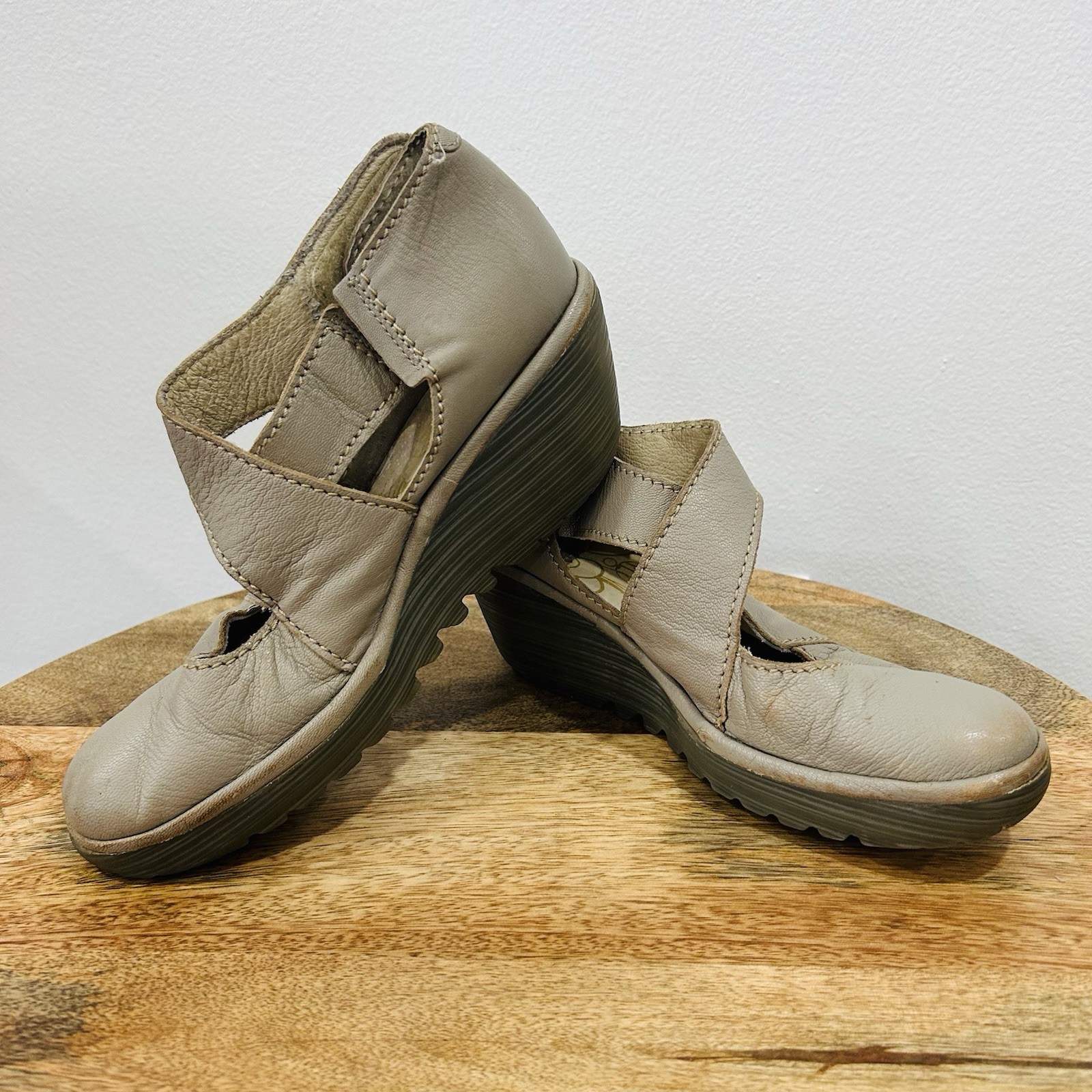 FLY LONDON Yogo Crossover Wedge Pumps 9.5 EU 40 Taupe Beige Walking Comfort