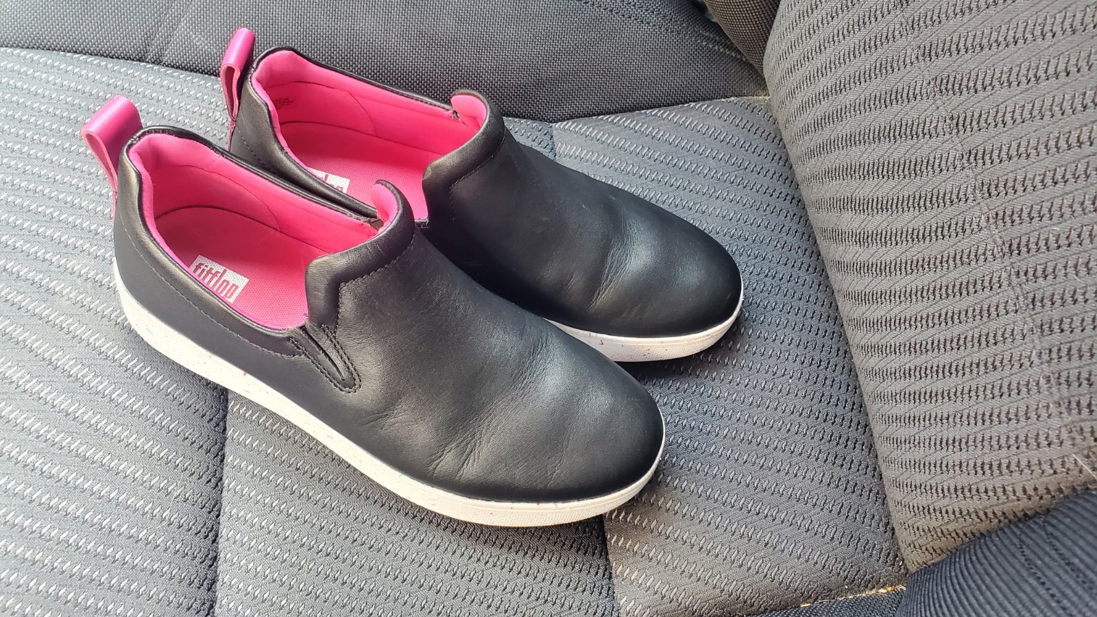 FITFLOP BLACK & PINK RALLY LEATHER COLOR SPECKLE SOLE SLIP ON SNEAKERS 7.5 EUC