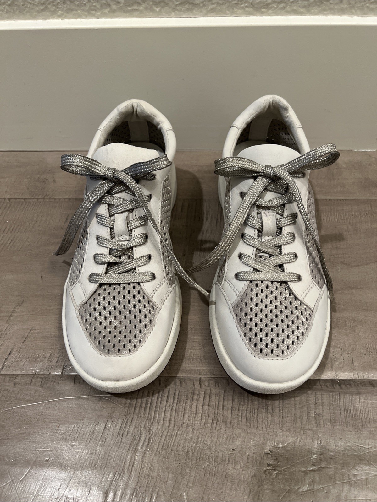 NEW OTBT Leather Casual Travel Sneaker Tennis Shoe Dove Gray Silver Athleisure