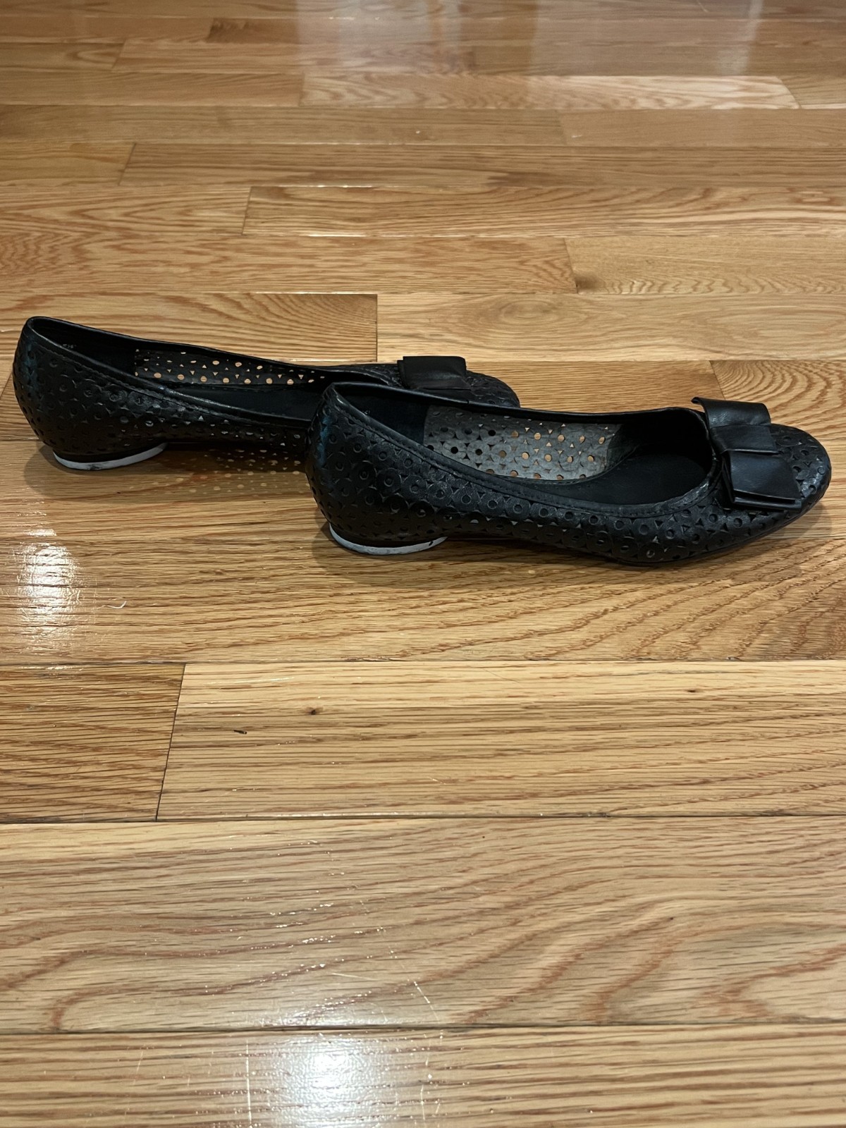 Clarks Artisan Black Leather Laser Cut Slip On Comfort Shoes Women’s Size 7 1/2