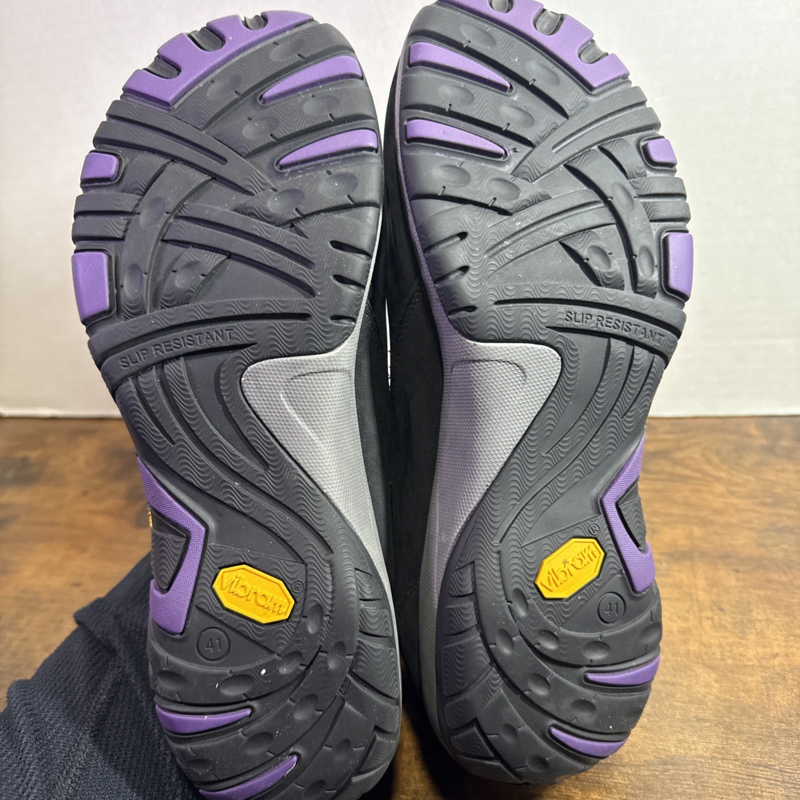 Dansko Patti Women’s 41 Black Leather Waterproof Slip-On Clogs Vibram MINT COND