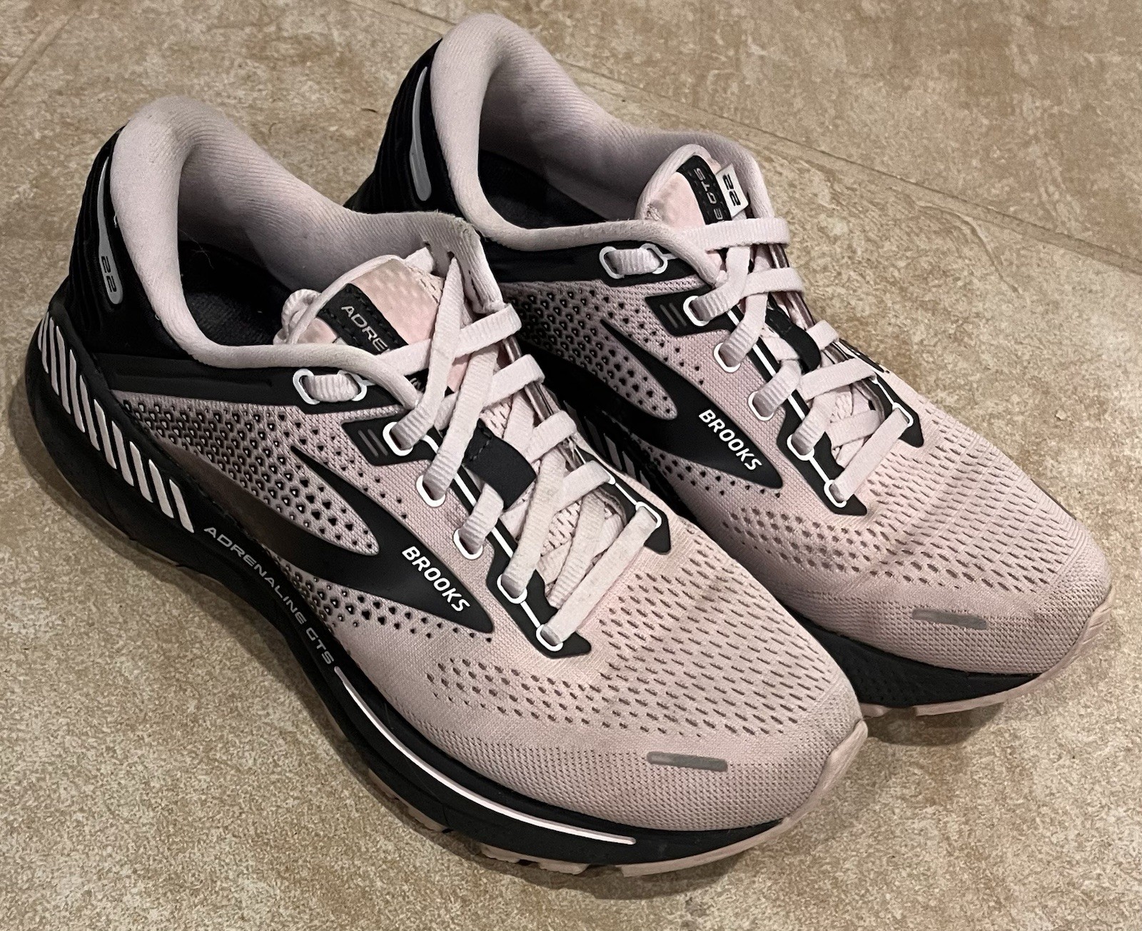 Brooks Adrenaline GTS 22 Womens Shoes Sz 7.5 B Pink Blackened Pearl Sneakers