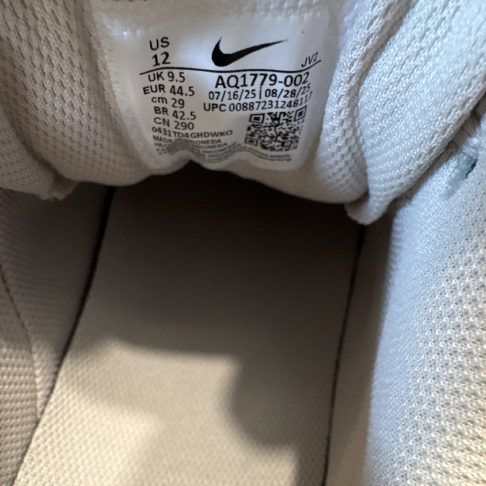 Nike Ebernon Low Beige/White women’s. Brand New/ box has no lid