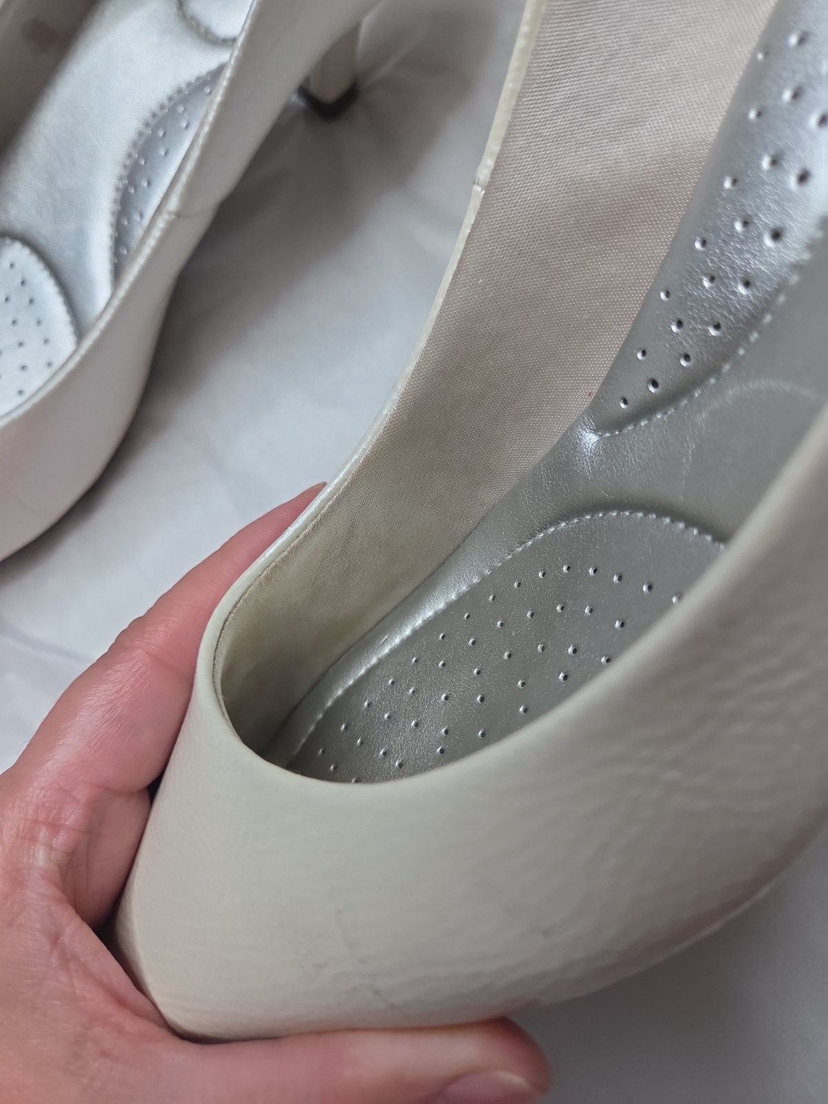 Coach Pearl White Patent Kitten Heel Pumps Women’s 8.5 Pointed Toe EUC